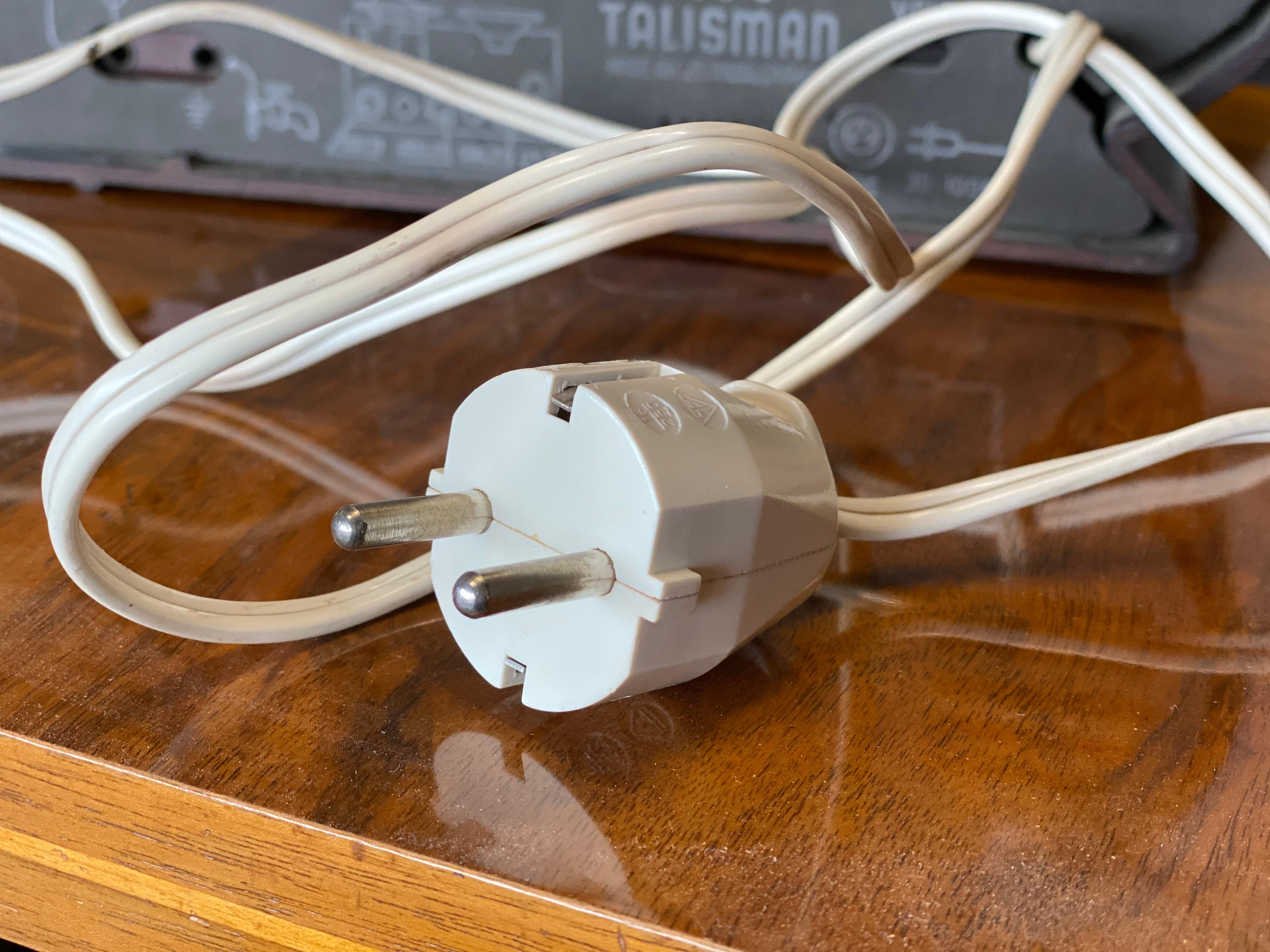 Streamlined Bakelite Tesla Talisman Radio, 1950s 4