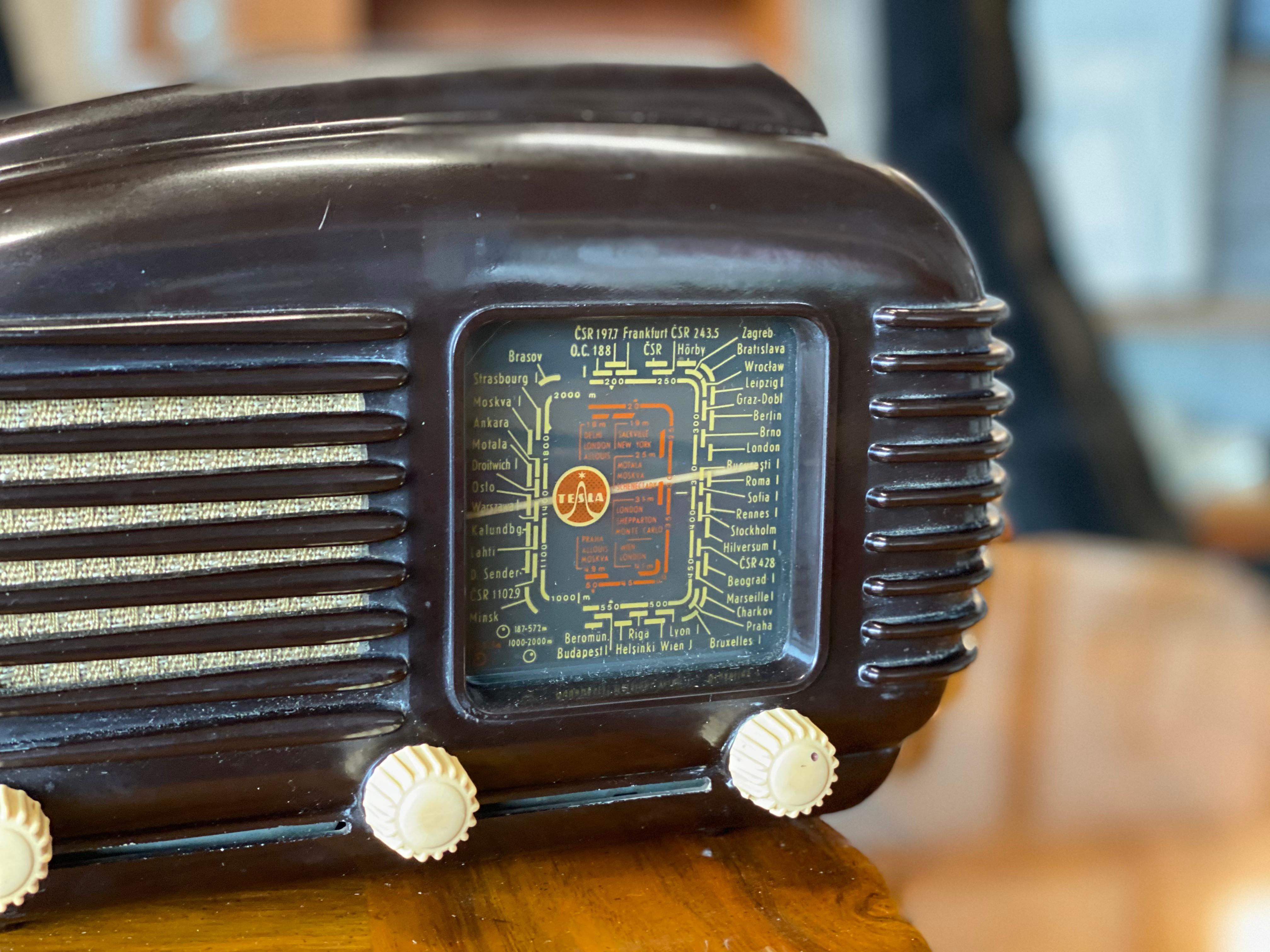 Mid-Century Modern Streamlined Bakelite Tesla Talisman Radio, 1950s 