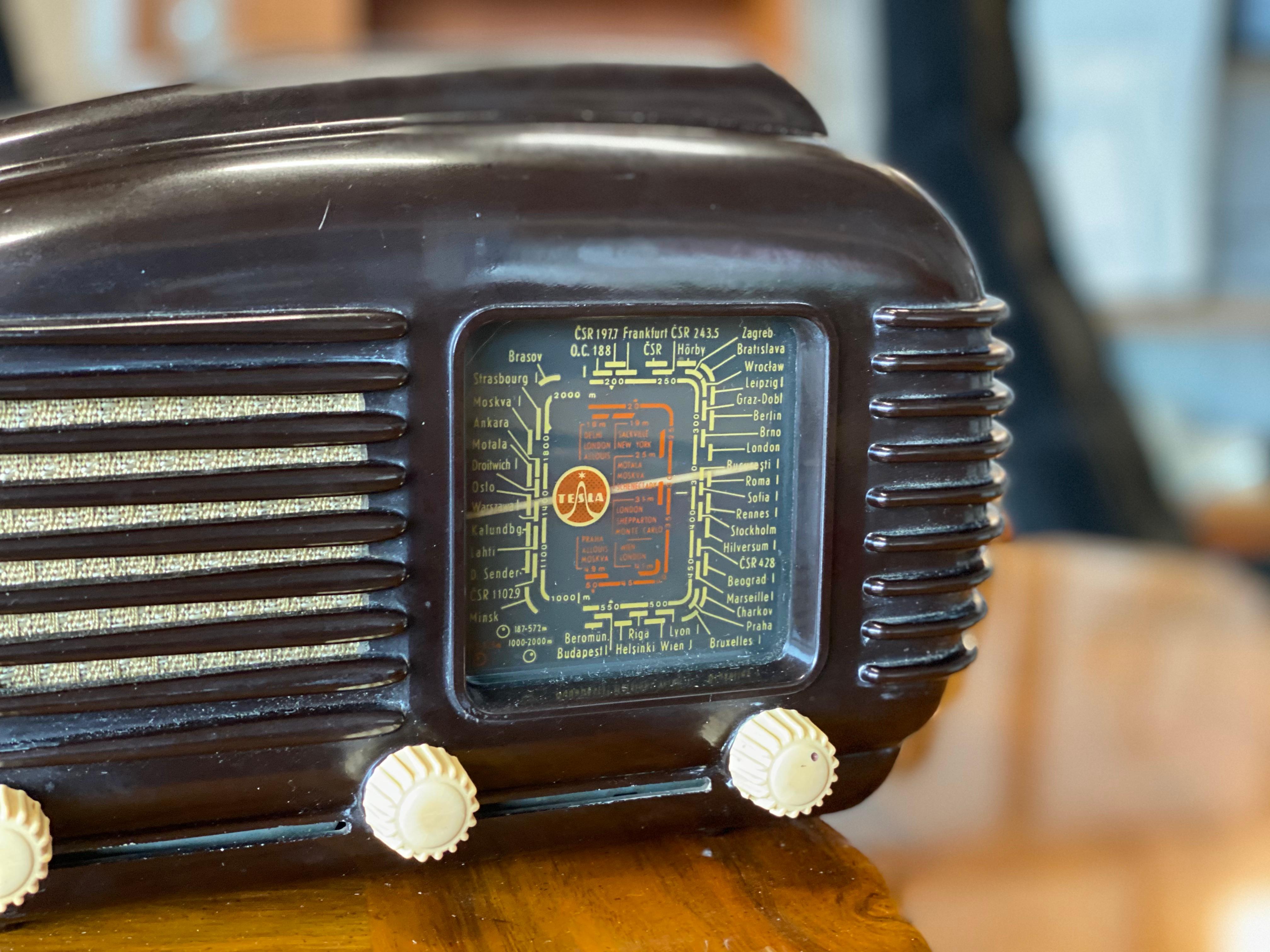 Mid-Century Modern Streamlined Bakelite Tesla Talisman Radio, 1950s