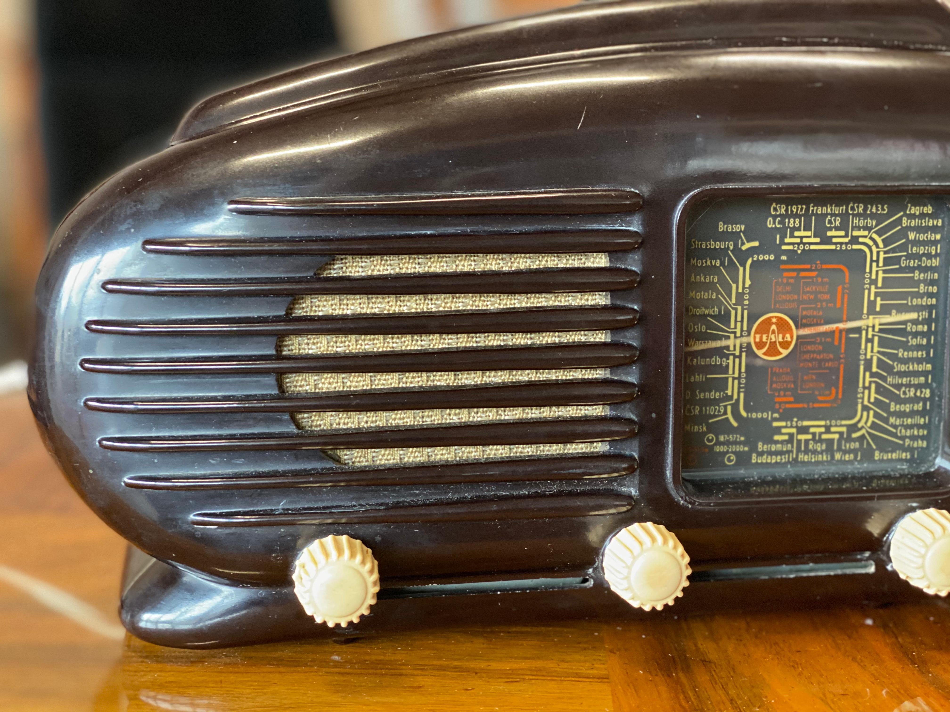 Czech Streamlined Bakelite Tesla Talisman Radio, 1950s 