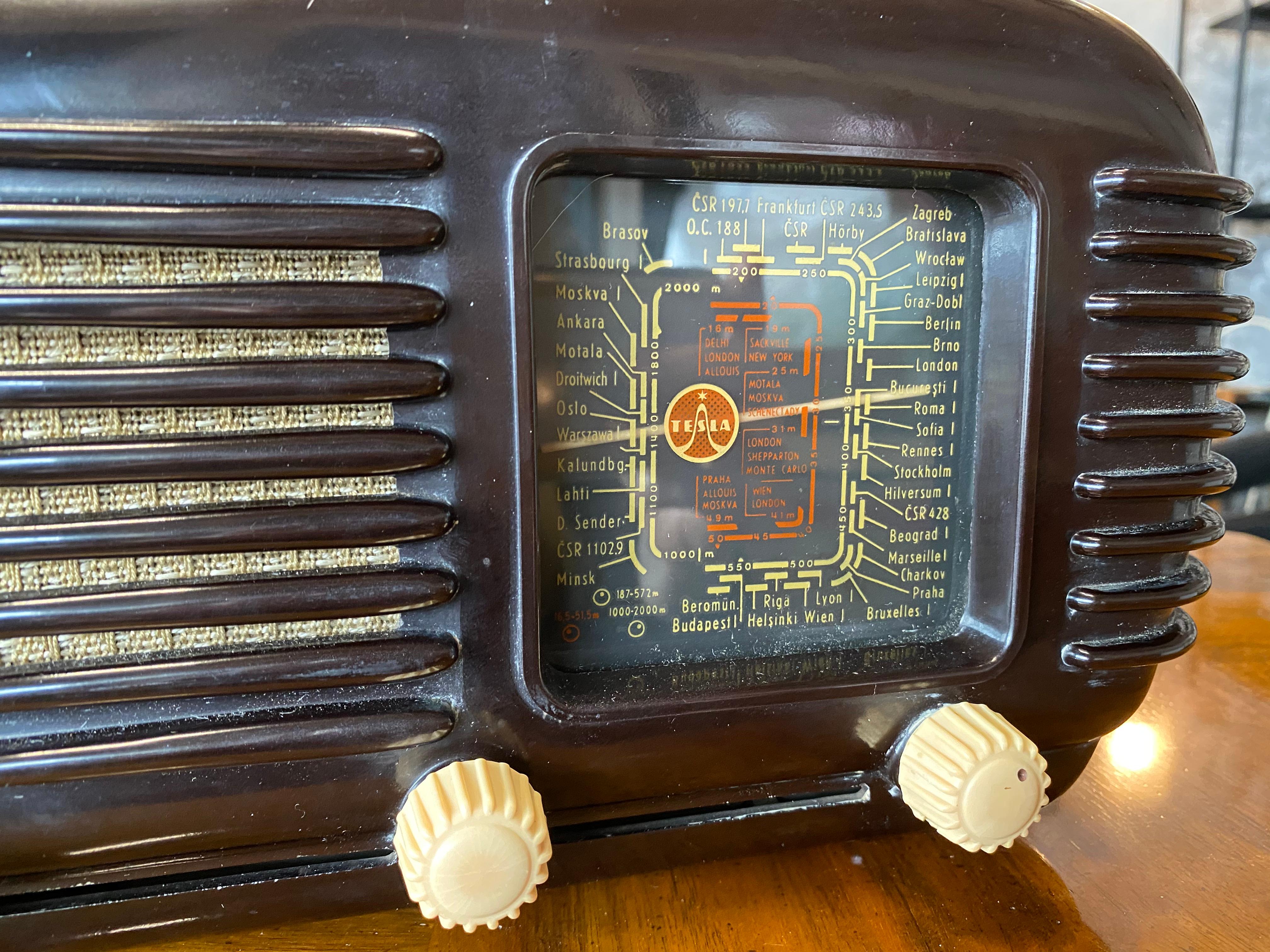 Streamlined Bakelite Tesla Talisman Radio, 1950s  In Good Condition In Hamburg, DE