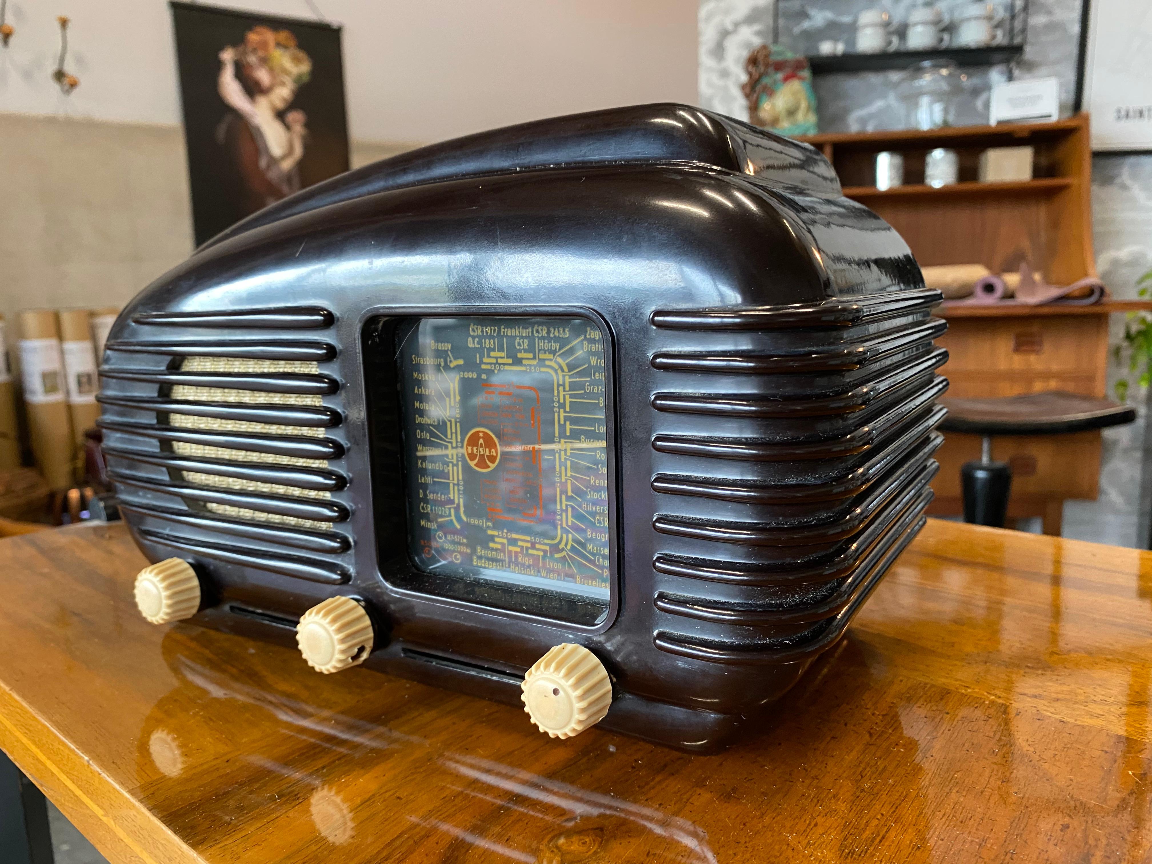 Mid-20th Century Streamlined Bakelite Tesla Talisman Radio, 1950s