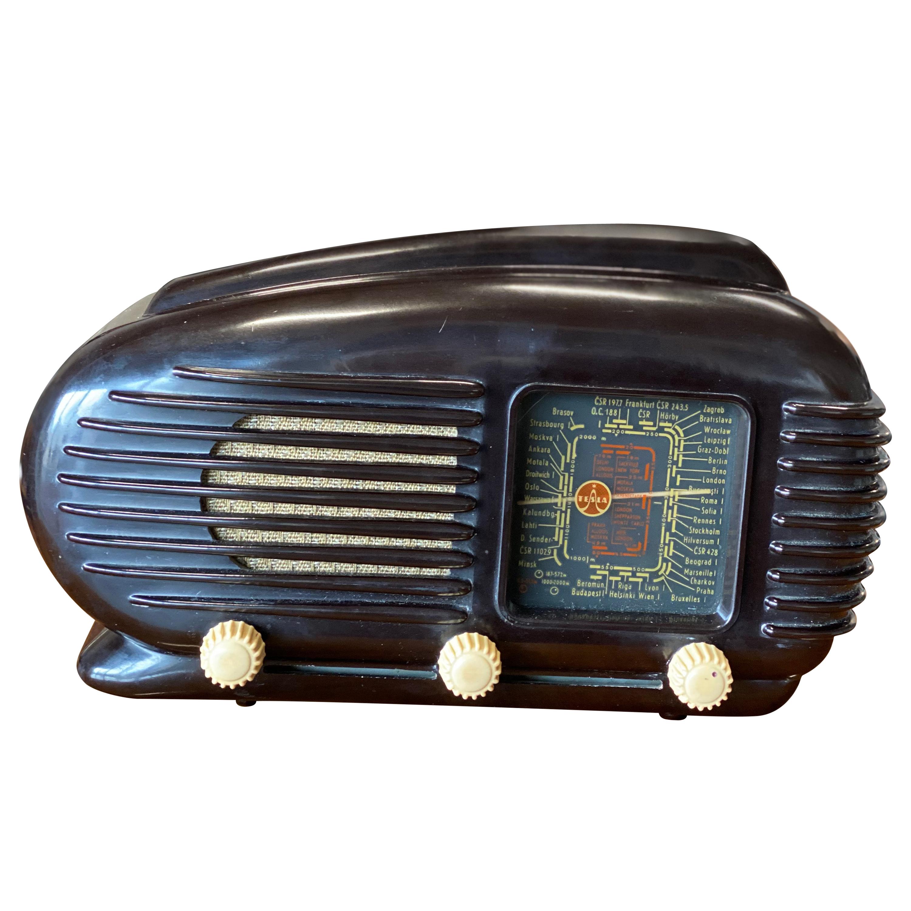 Streamlined Bakelite Tesla Talisman Radio, 1950s 