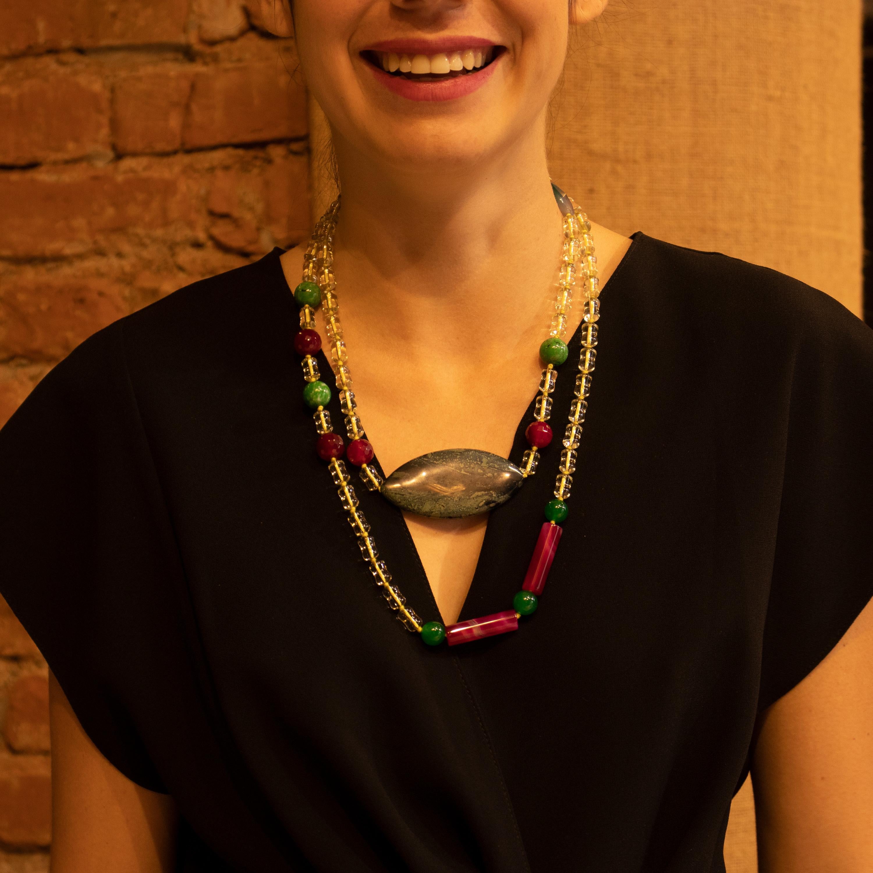 Collana avvolgente geometrica snella, mozzafiato e sontuosa, ricca di forme e texture. Ovali, cerchi, tubi, sfere e linee si uniscono per creare un fantastico design. Ispirato dai poteri curativi delle gemme e dalla moda che le accompagna. Un