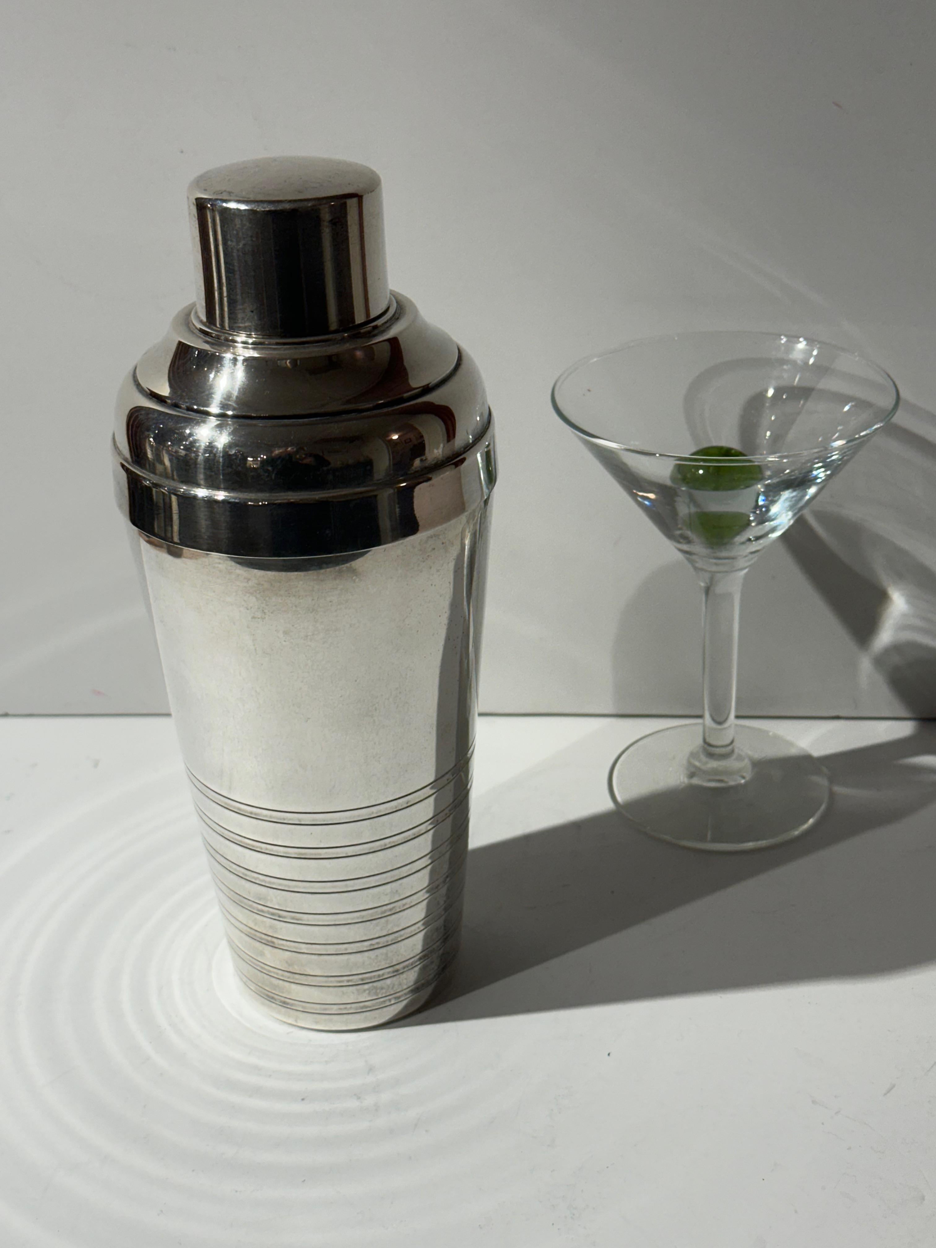 Silver Plate Streamlined Cocktail Shaker in Silverplate Art Deco For Sale