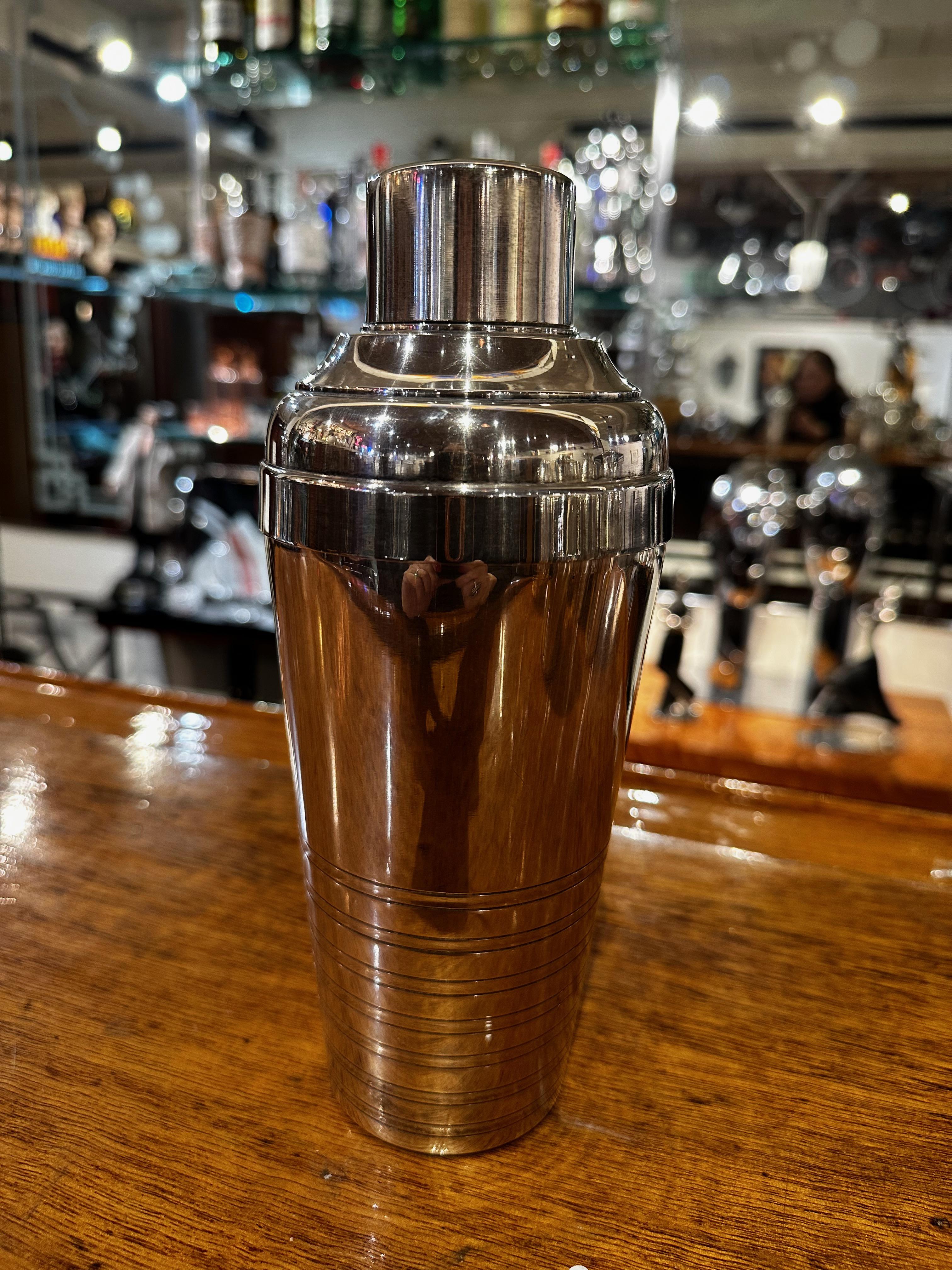 Streamlined Cocktail Shaker in Silverplate Art Deco For Sale 1