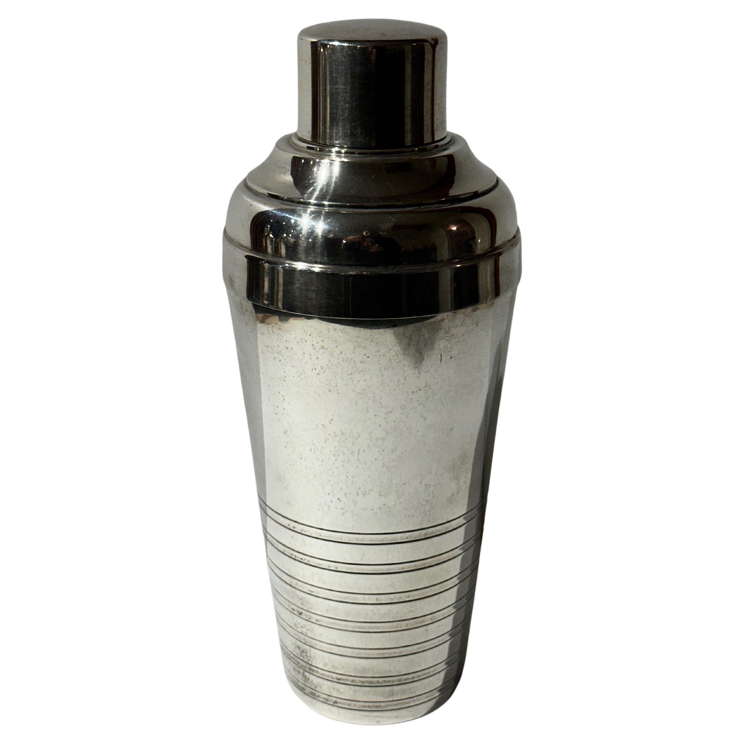 Streamlined Cocktail Shaker in Silverplate Art Deco For Sale