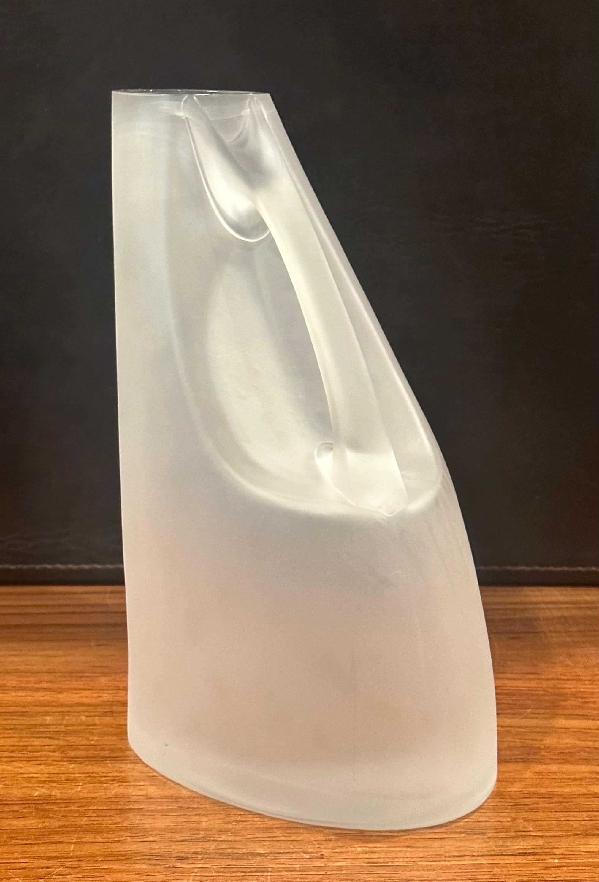Streamline-Wasserkrug „Kyathos“ aus mattiertem Kristall von Angelo Mangiarotti  (Postmoderne) im Angebot