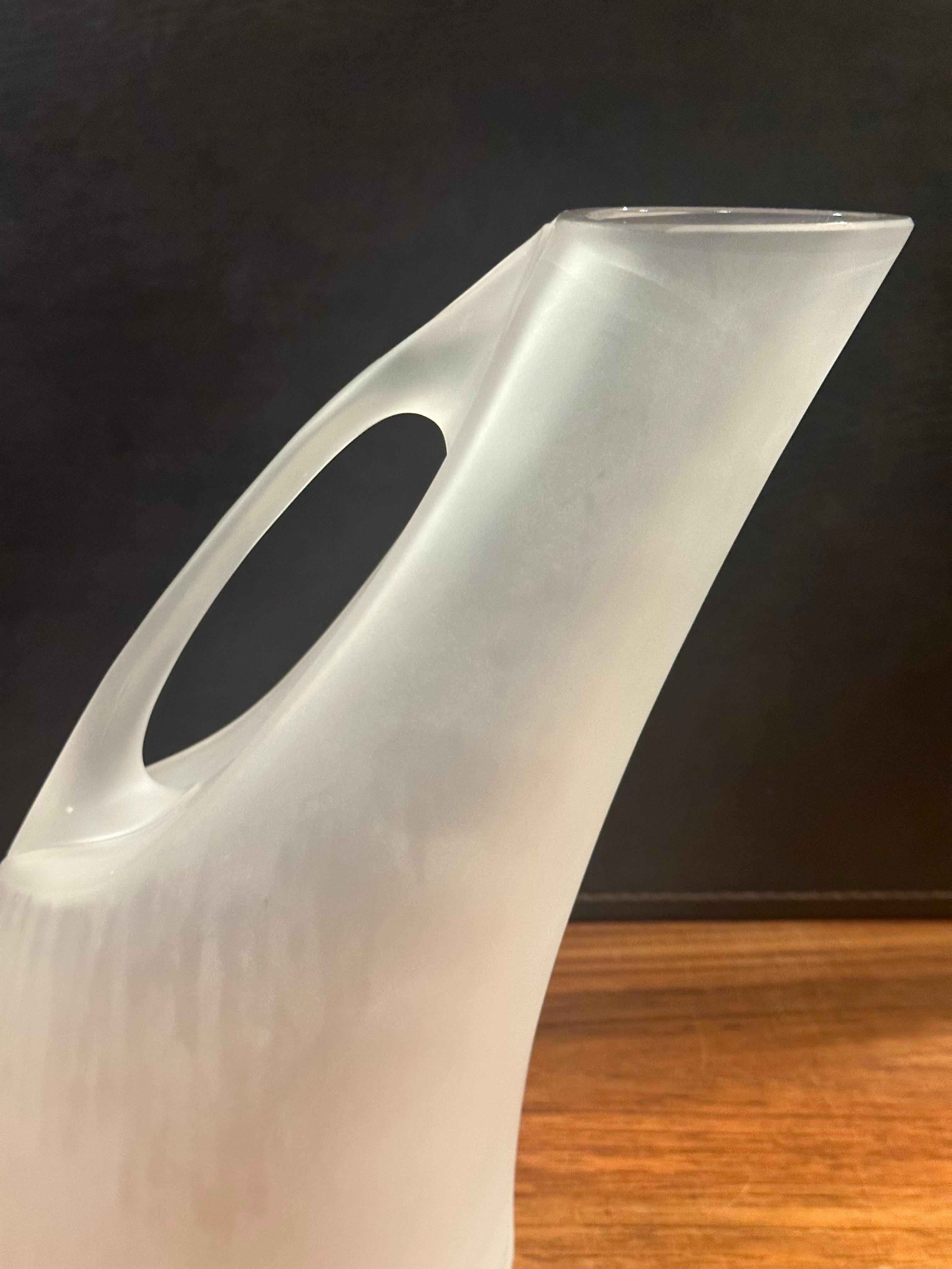 Streamline-Wasserkrug „Kyathos“ aus mattiertem Kristall von Angelo Mangiarotti  im Zustand „Gut“ im Angebot in San Diego, CA