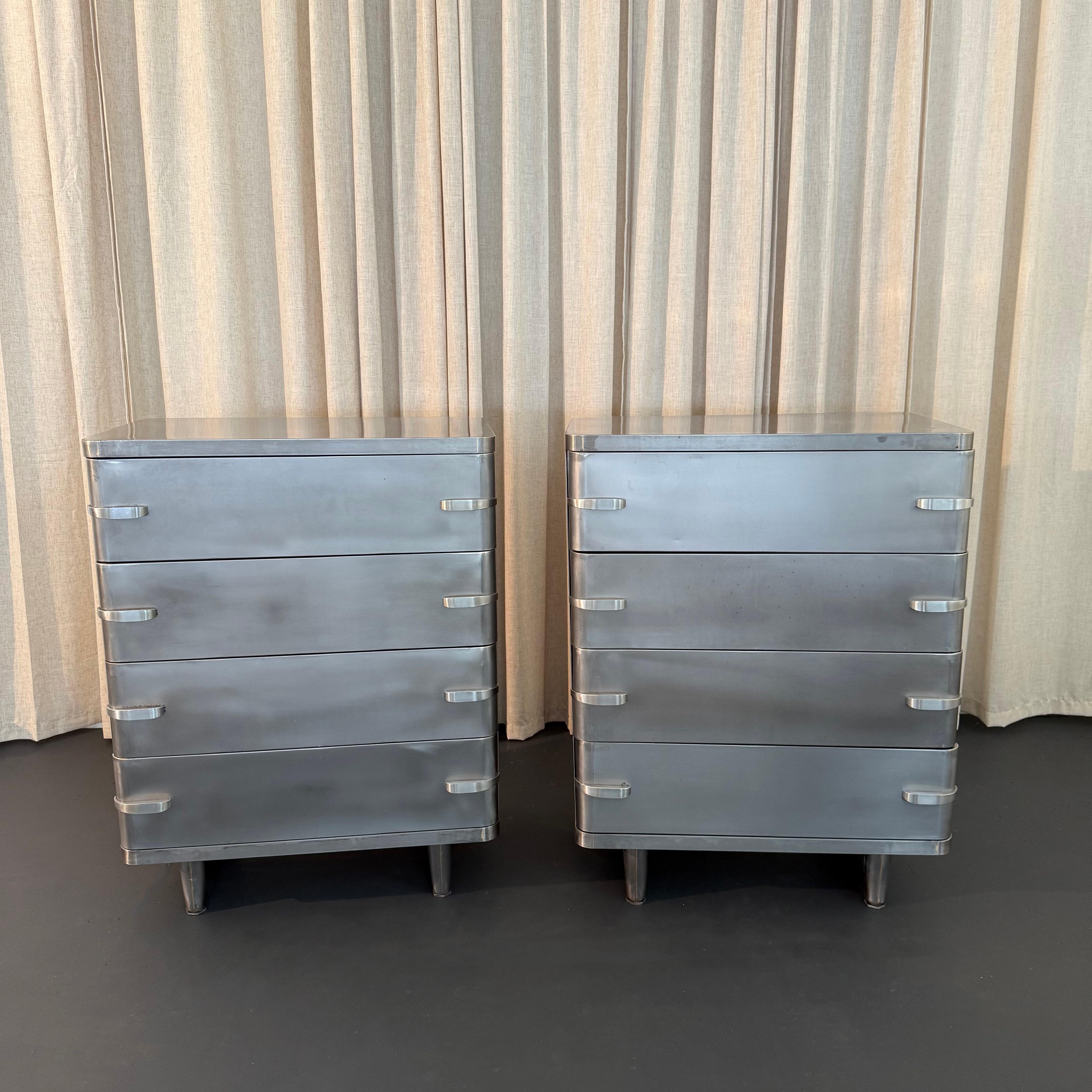 Questo comò highboy in acciaio spazzolato, snello, dell'età della macchina, è stato disegnato da Norman Bel Geddes per la Royal Metal Co. circa negli anni '40. Il comò è caratterizzato dai bordi arrotondati firmati Bel Steele e dalle maniglie in