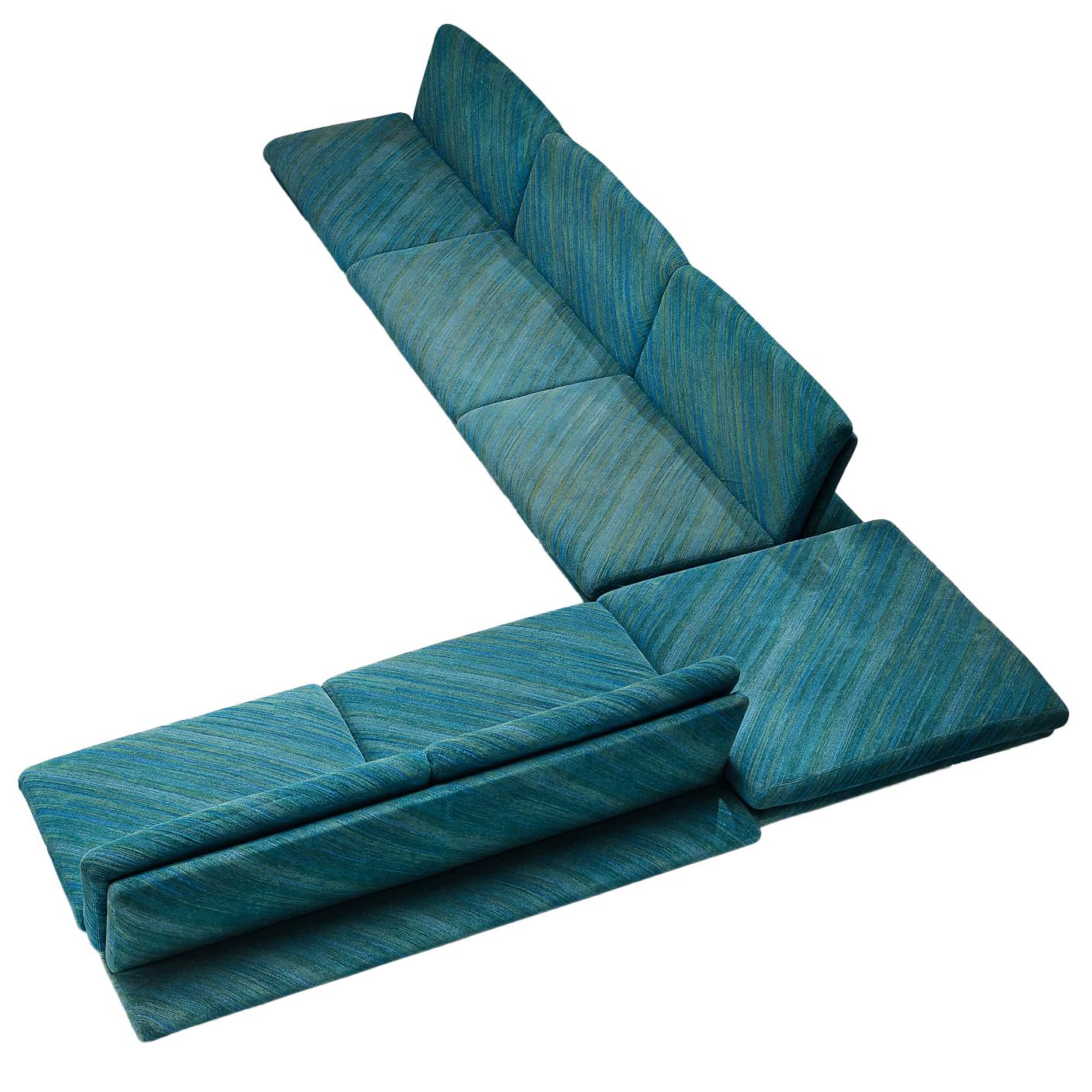 Set da soggiorno moderno e lineare con divani e ottomane in vendita