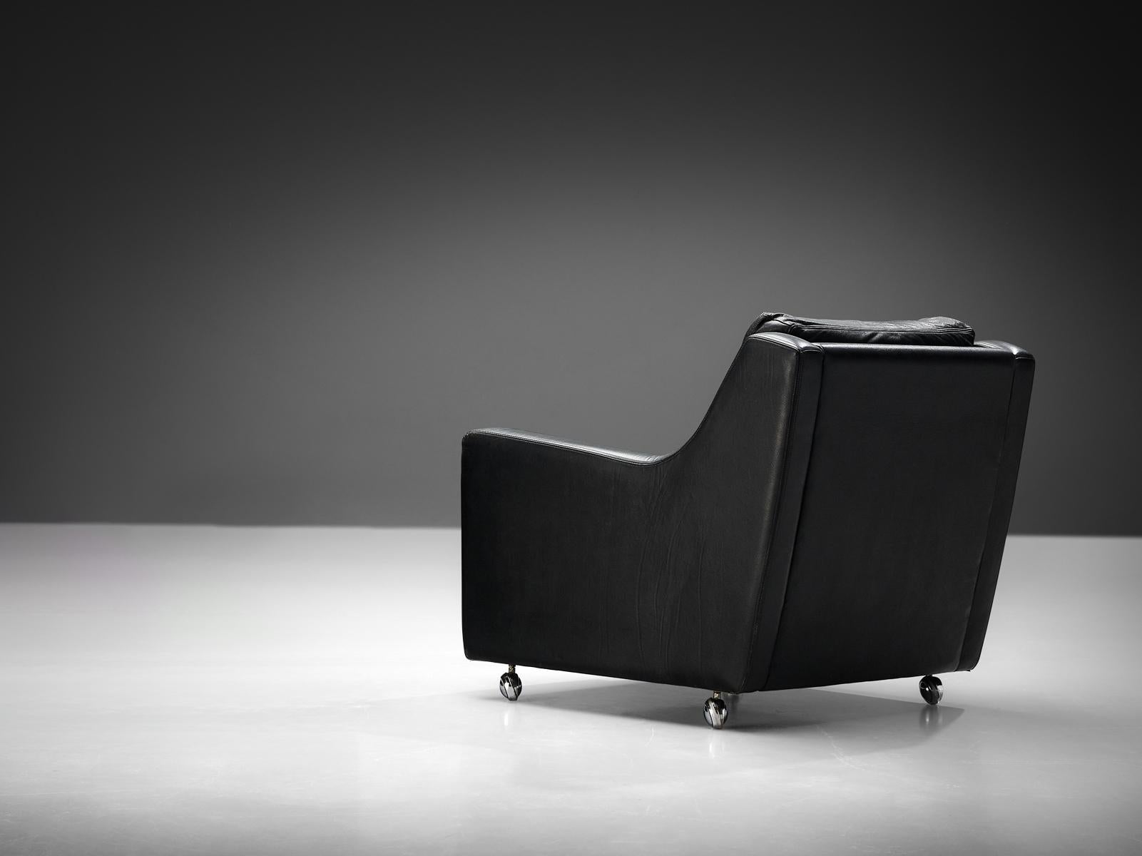 Streamlined Modern Lounge Chair in Black Leather In Good Condition For Sale In Waalwijk, NL