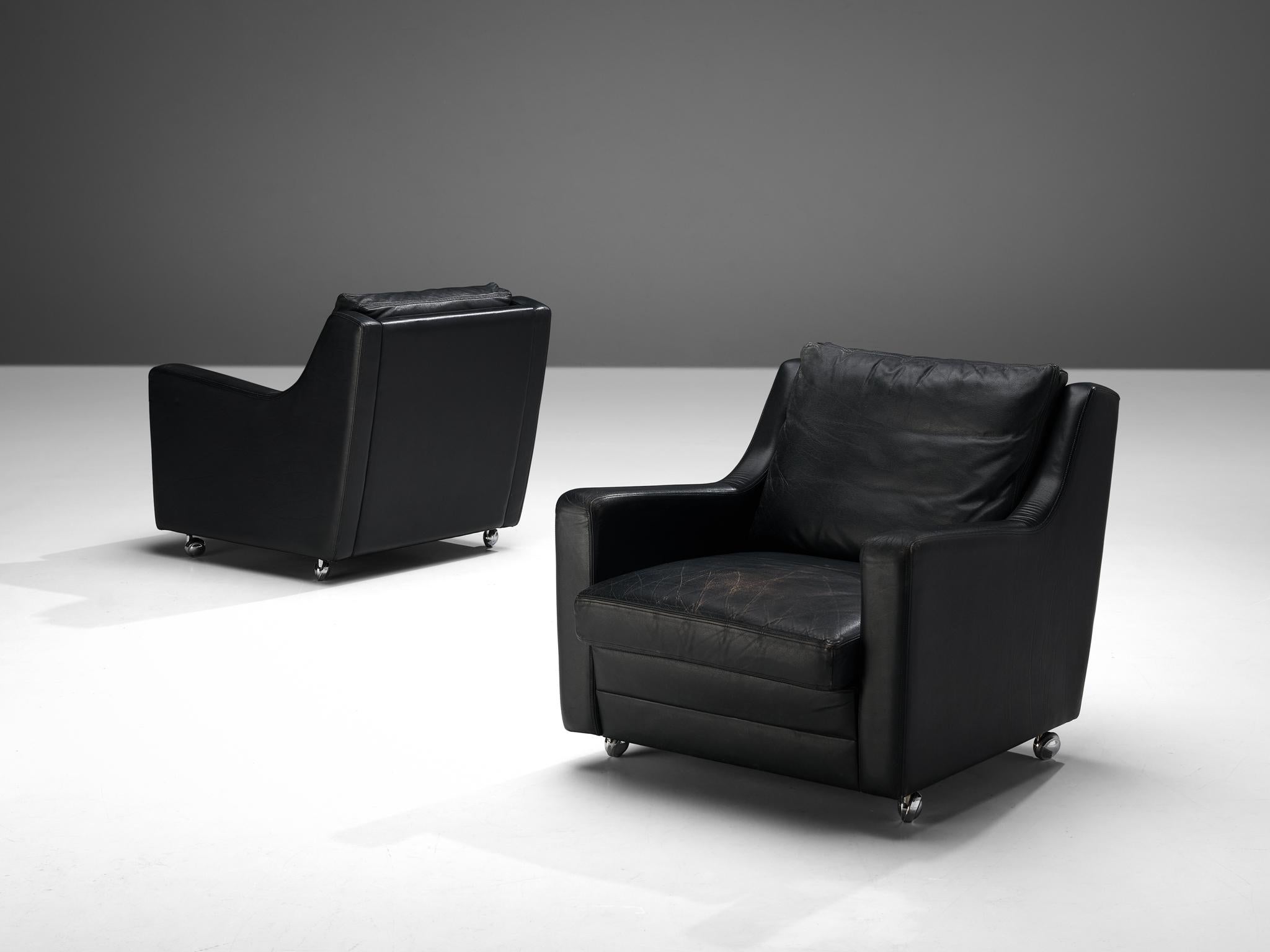 Paire de chaises longues, cuir noir, métal, Europe, années 1970

Cette paire de fauteuils exquis présente un design défini par des lignes élégantes et claires, mettant en valeur leur allure sculpturale. Le dossier s'intègre parfaitement dans les