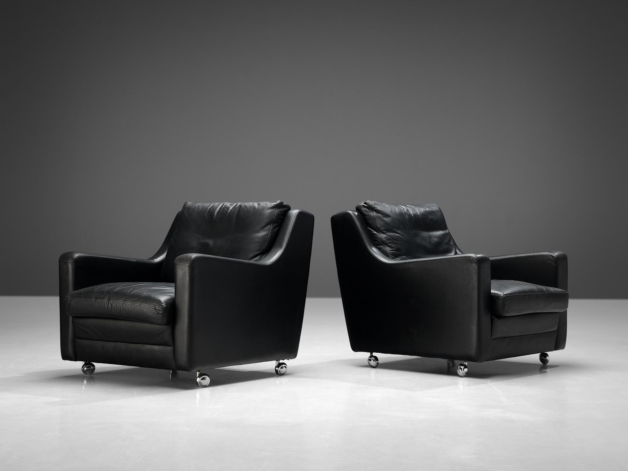 Métal Paire de chaises longues en cuir noir The Moderns en vente