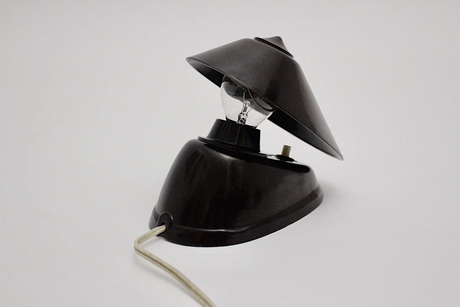 Stromlinienförmige Moderne Art Deco Brown Vintage Bakelit Wandlampe Tischlampe, 1920er Jahre im Angebot 5