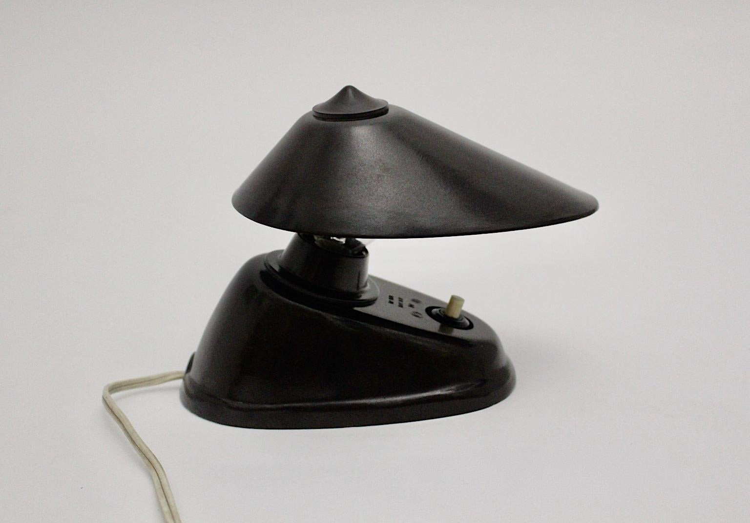 Stromlinienförmige Moderne Art Deco Brown Vintage Bakelit Wandlampe Tischlampe, 1920er Jahre im Angebot 7