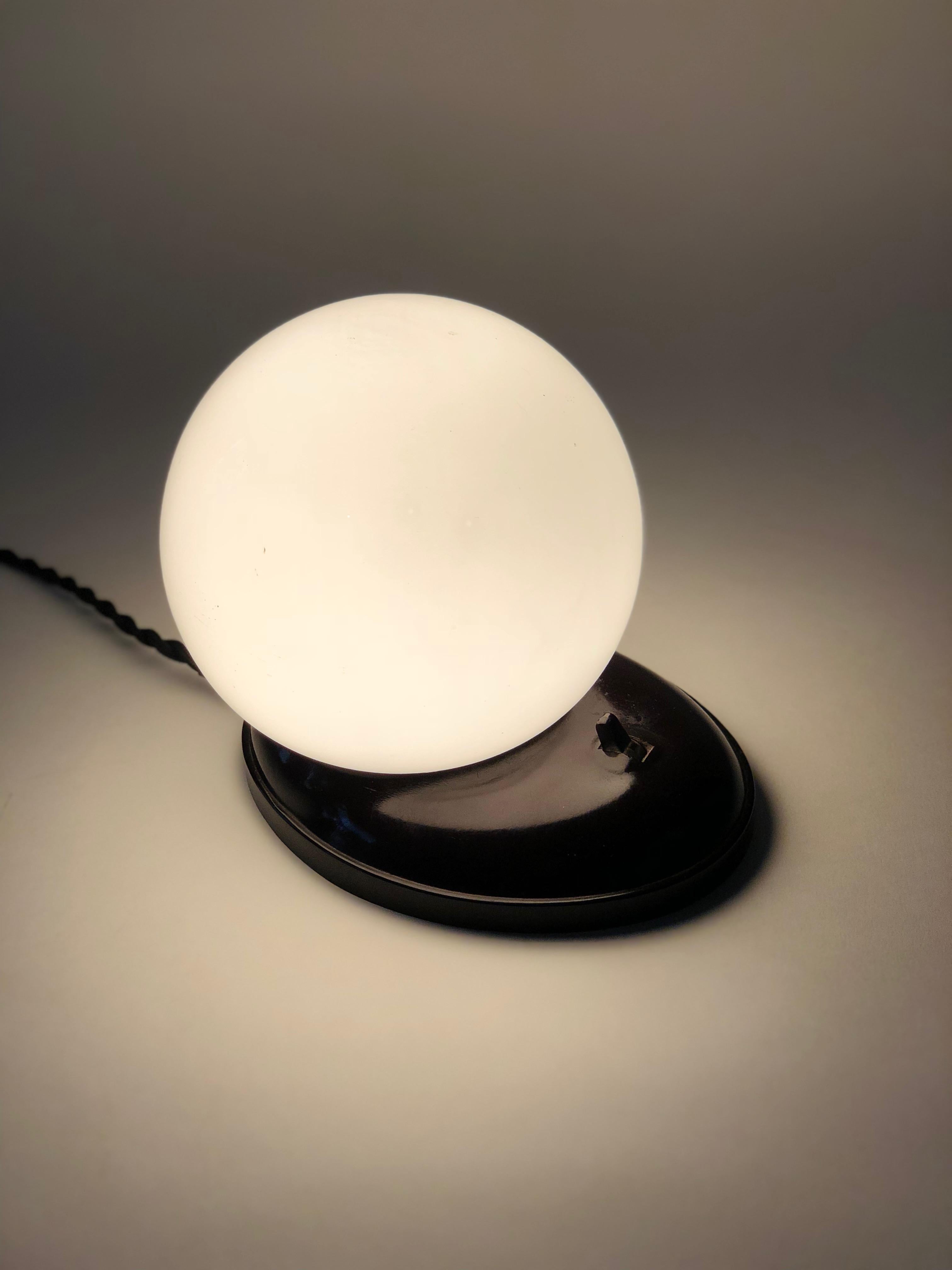 Lampe de table Art déco de style profilé, années 1920, base en bakélite, République tchèque en vente 4
