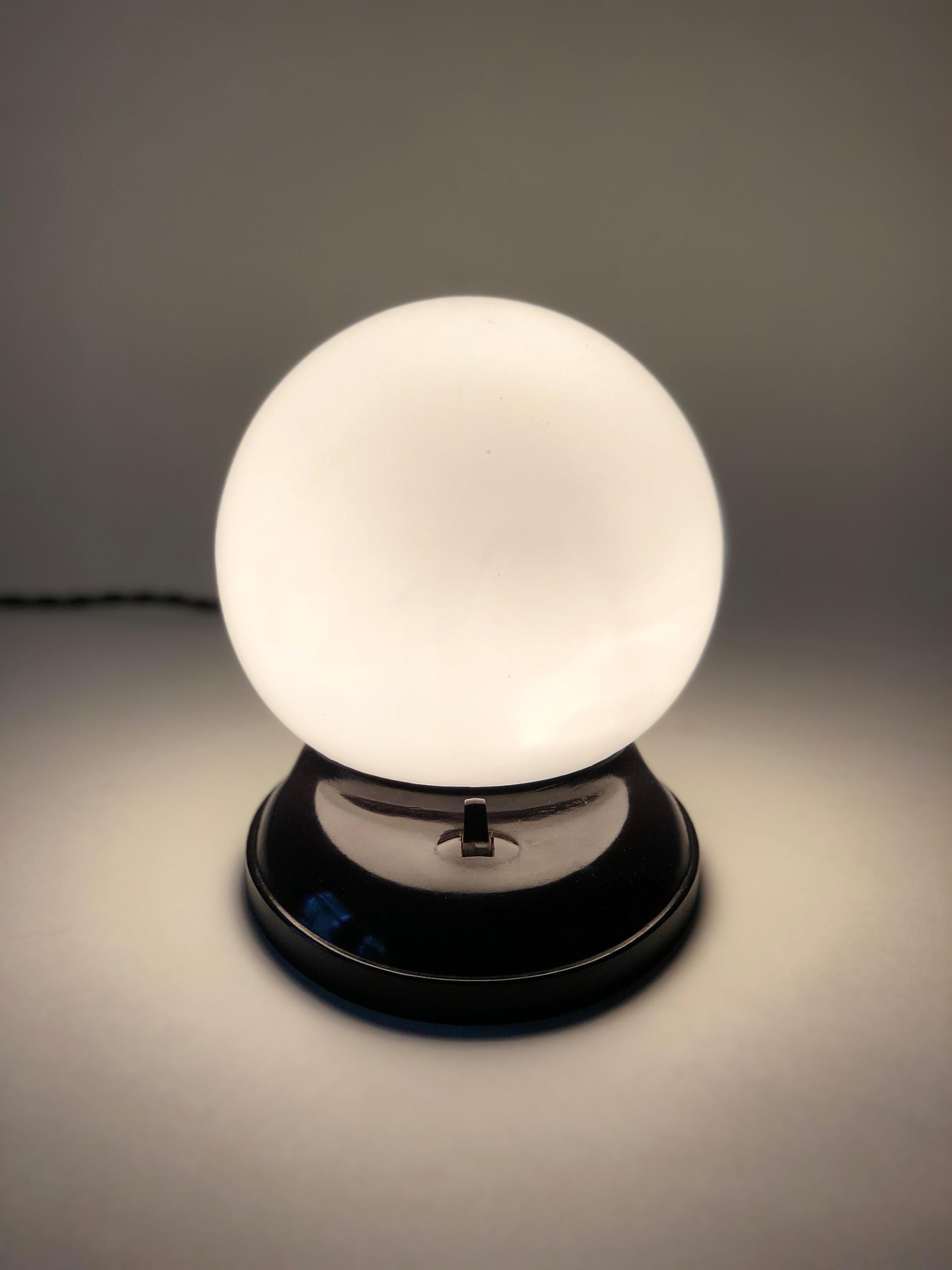 Bakélite Lampe de table Art déco de style profilé, années 1920, base en bakélite, République tchèque en vente