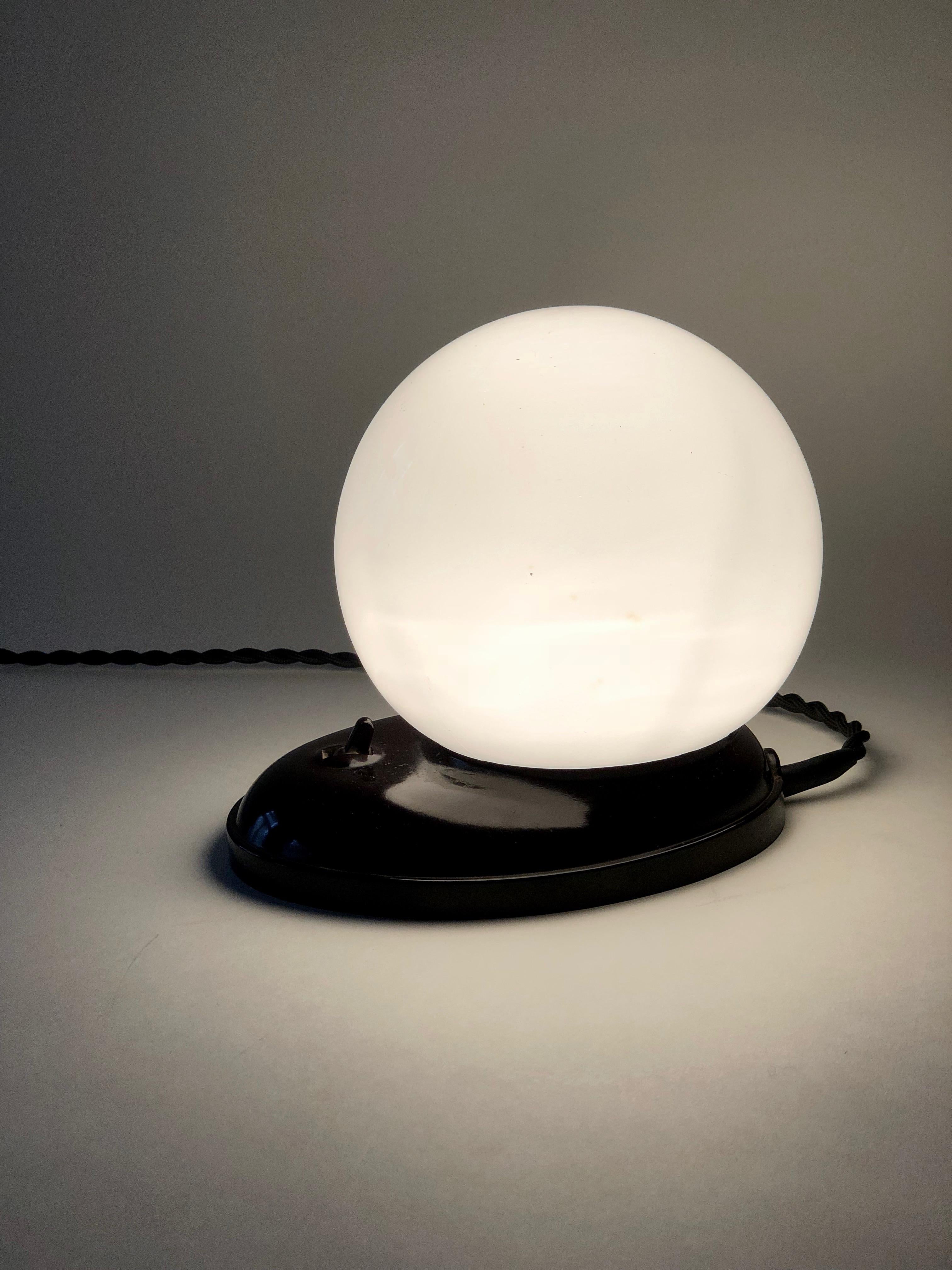 Lampe de table Art déco de style profilé, années 1920, base en bakélite, République tchèque en vente 1