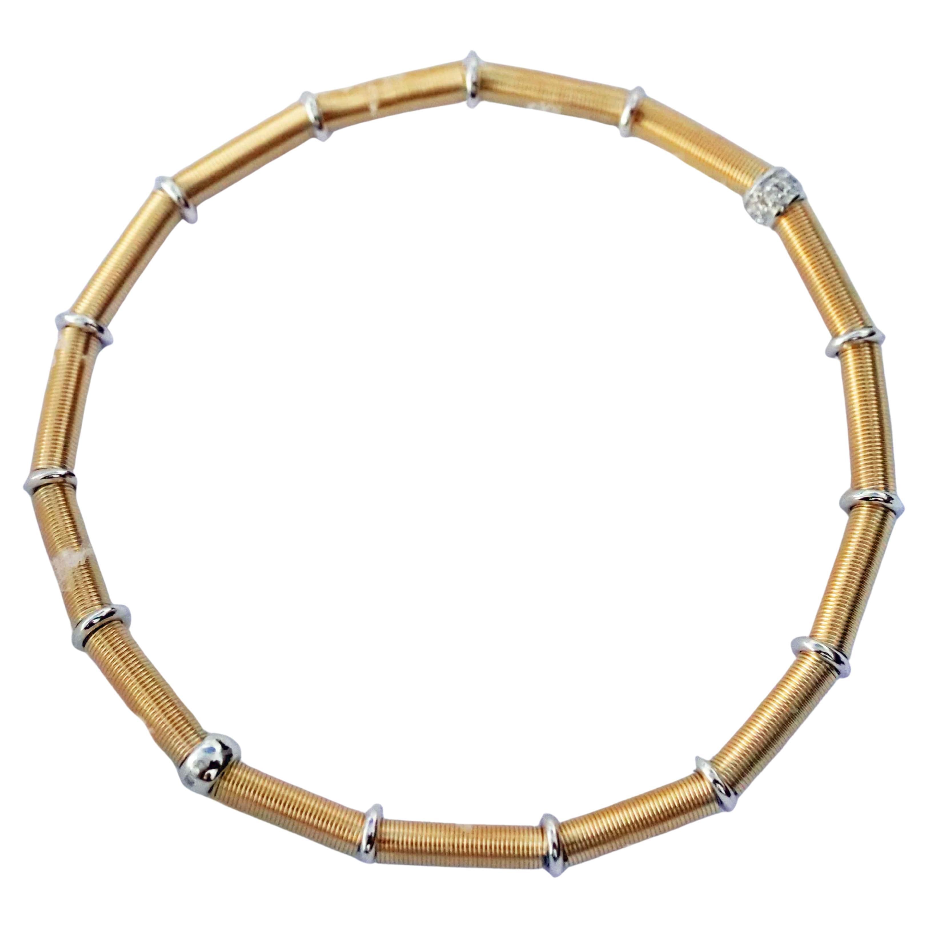 

Precisione e maestria artigianale: questo bellissimo bracciale elastico è stato progettato con elementi in filo d'oro che avvolgono una molla flessibile in titanio e rondelle decorative strette e più larghe dall'azienda Silhouette Schmuck Bentner