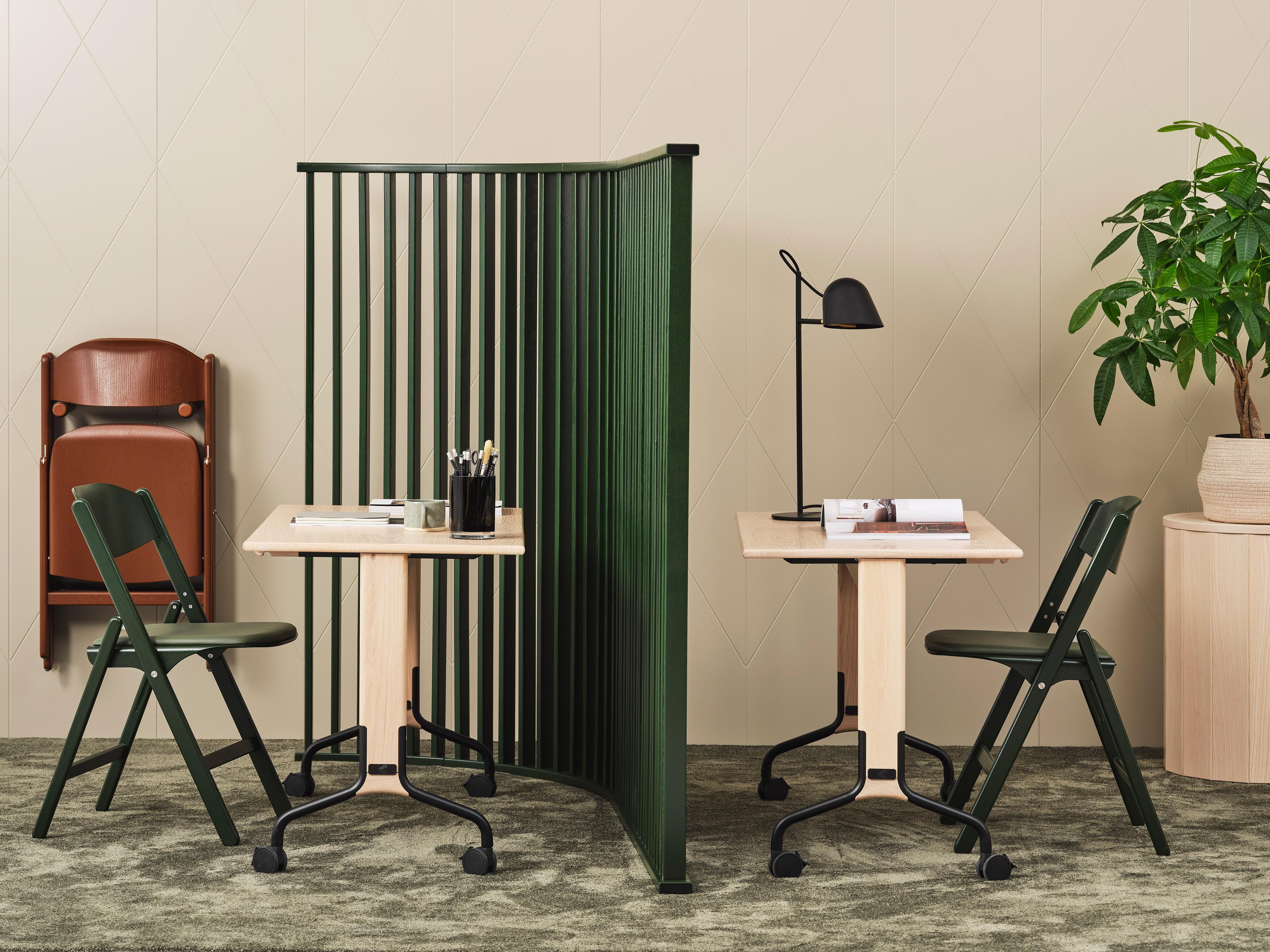 Lampe de table 'Streck' de Joel Karlsson pour Örsjö en noir.

Exécutée en acier peint par poudrage avec des détails en laiton, la série 'Steele' est à la fois intemporelle et raffinée dans son minimalisme. Des lignes géométriques épurées et une