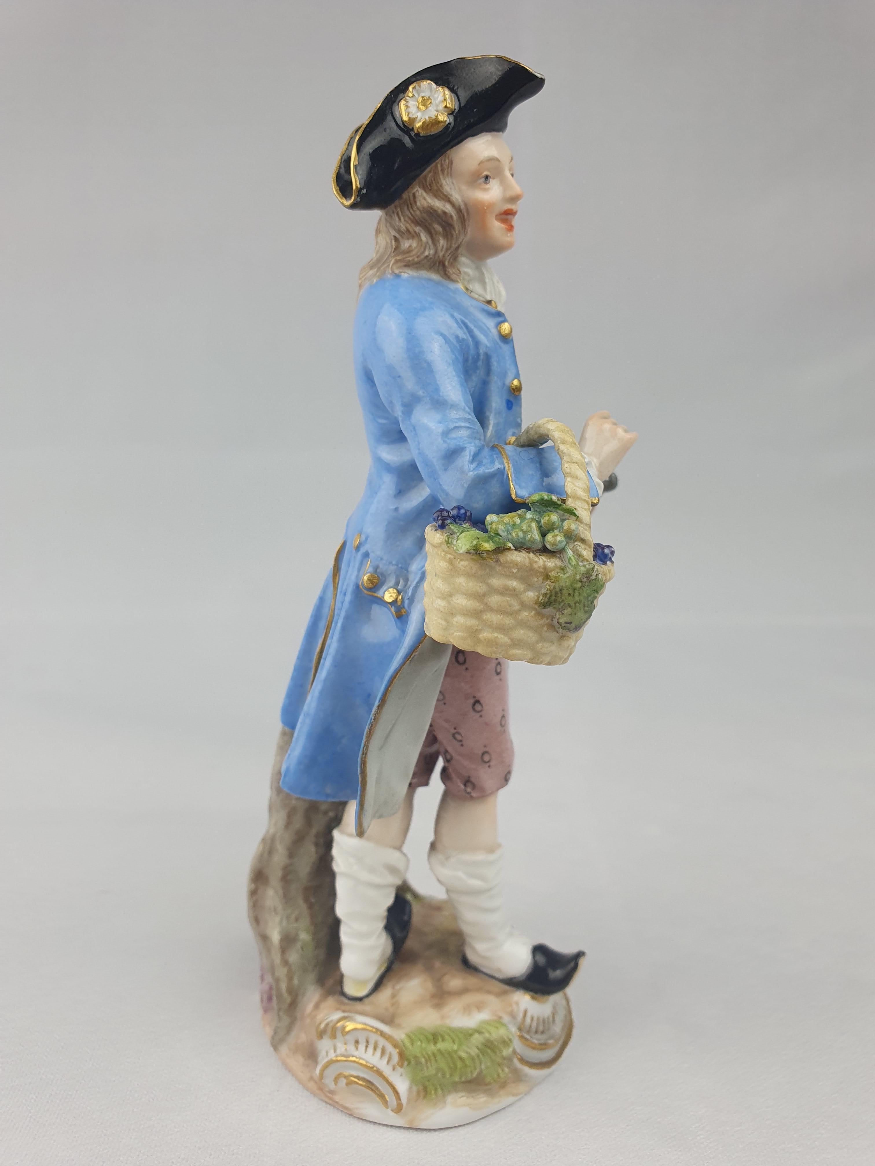 Meissen Street Trader Figure Selling Grapes Cris of Paris In Good Condition For Sale In Altrincham, GB