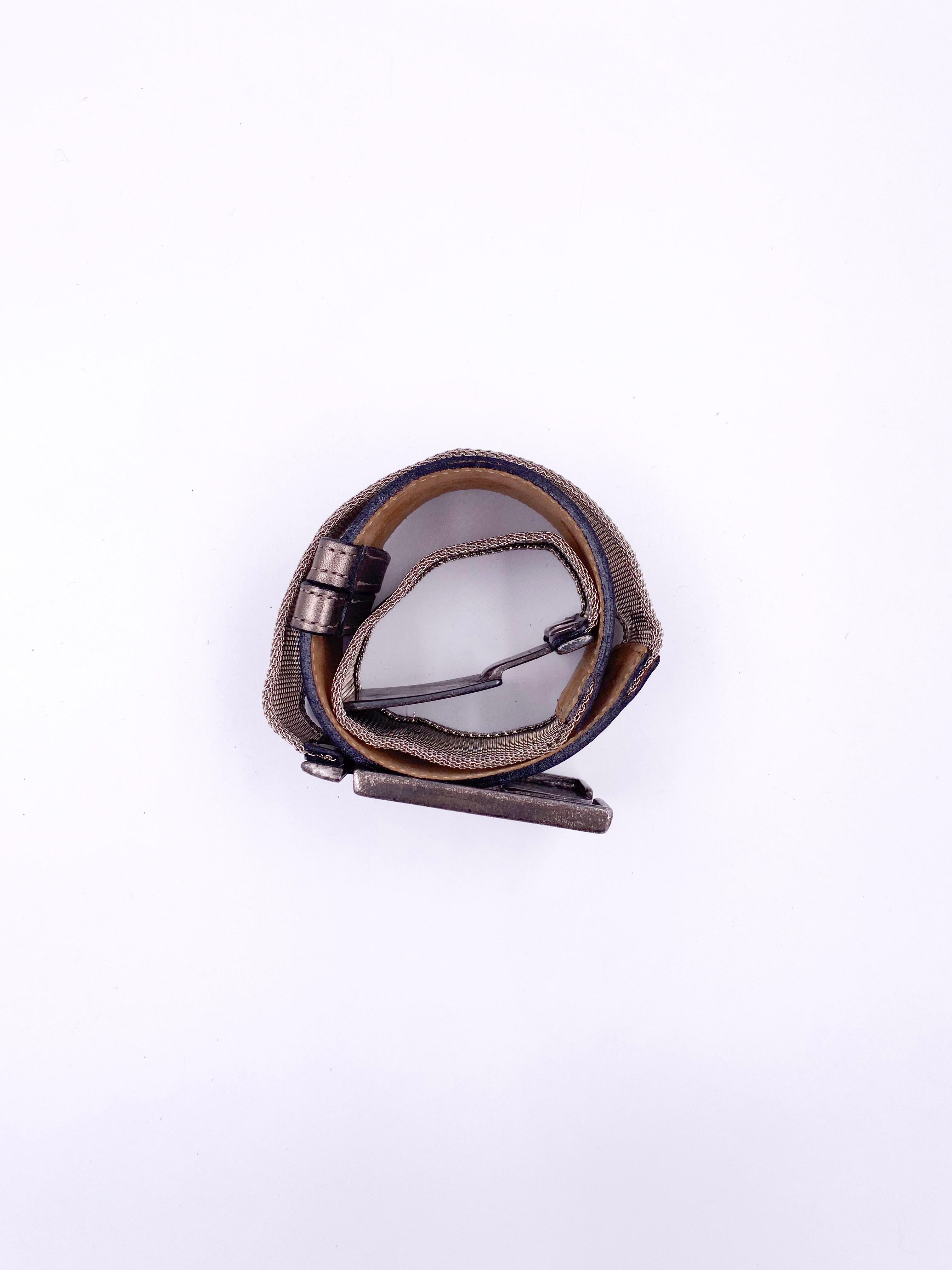 Eleva il tuo stile con la cintura Streets Ahead Silver in pelle e rete metallica. Questo accessorio alla moda presenta una fibbia in metallo color argento invecchiato e una cintura in rete metallica rivestita in pelle di lusso. Perfetto per