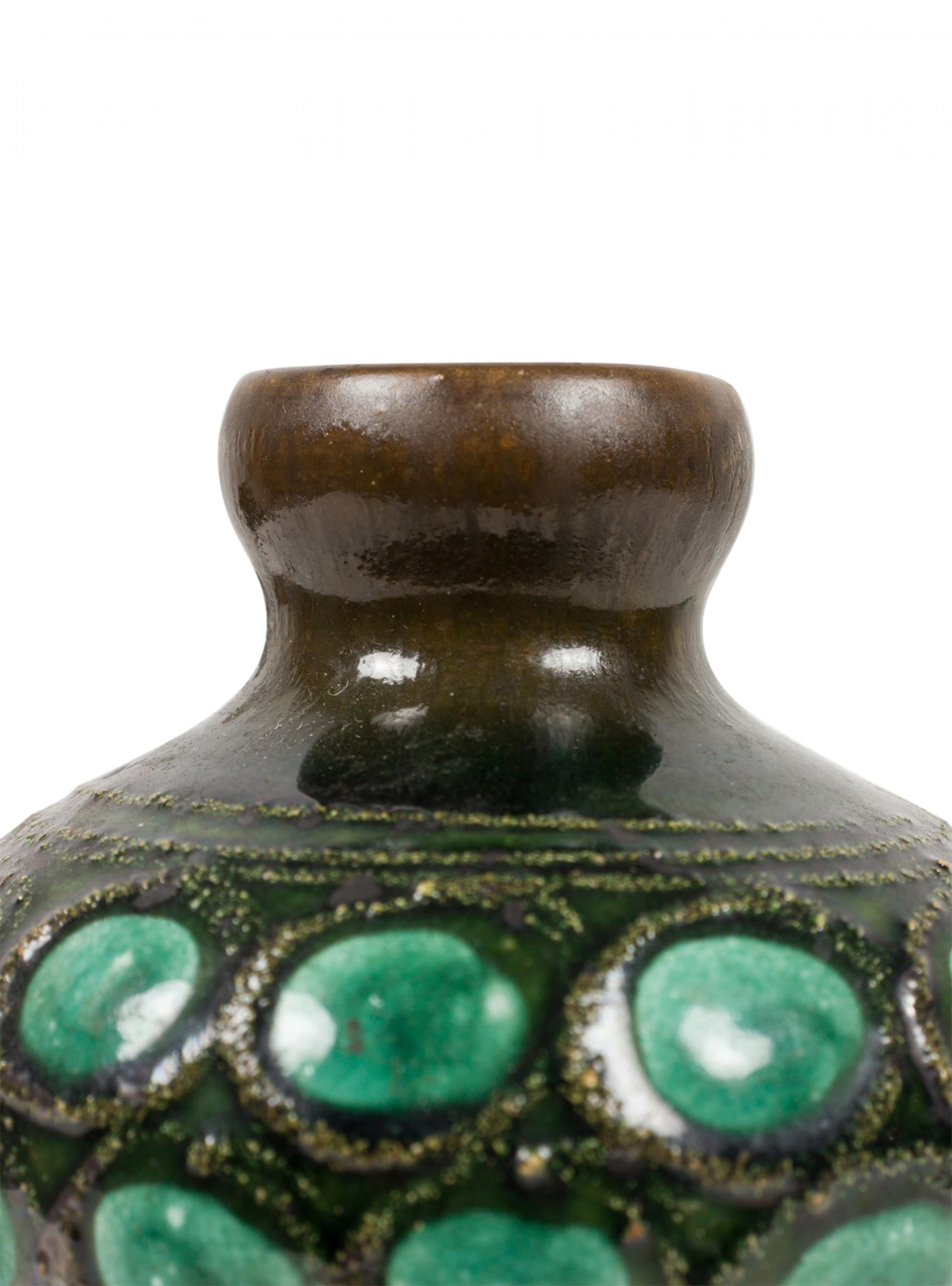 Mid-Century Modern Vase émaillé vert multicolore Strehla Keramik, Allemagne de l'Est, milieu du siècle dernier en vente