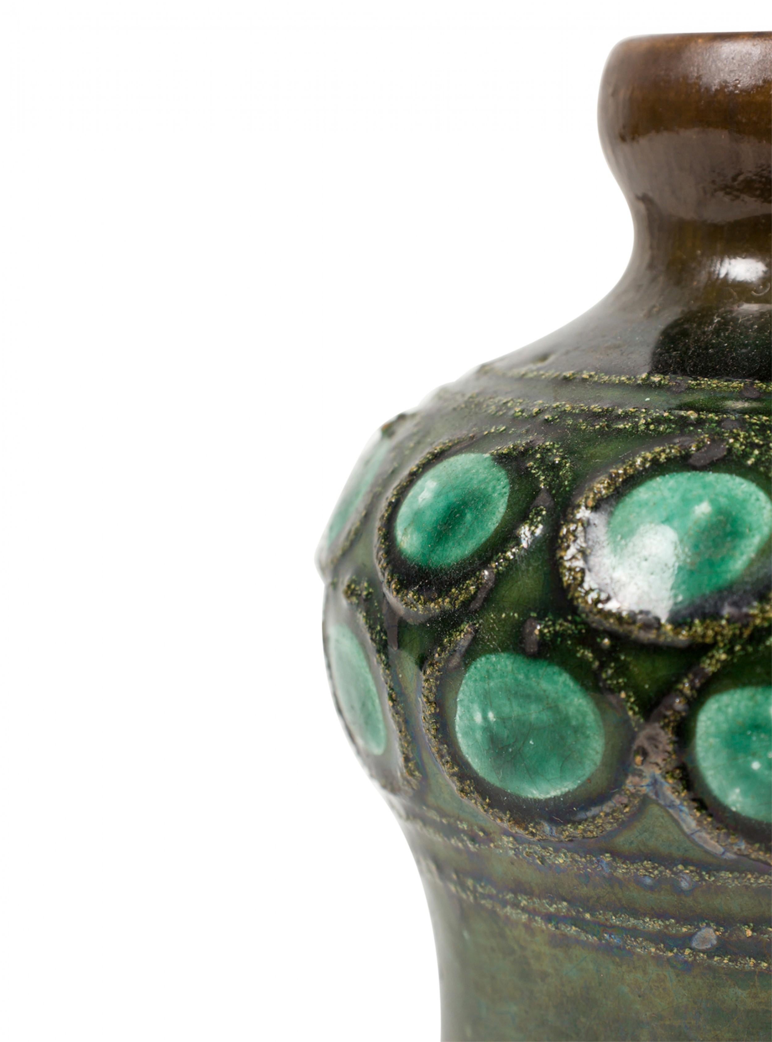 Vase émaillé vert multicolore Strehla Keramik, Allemagne de l'Est, milieu du siècle dernier Bon état - En vente à New York, NY