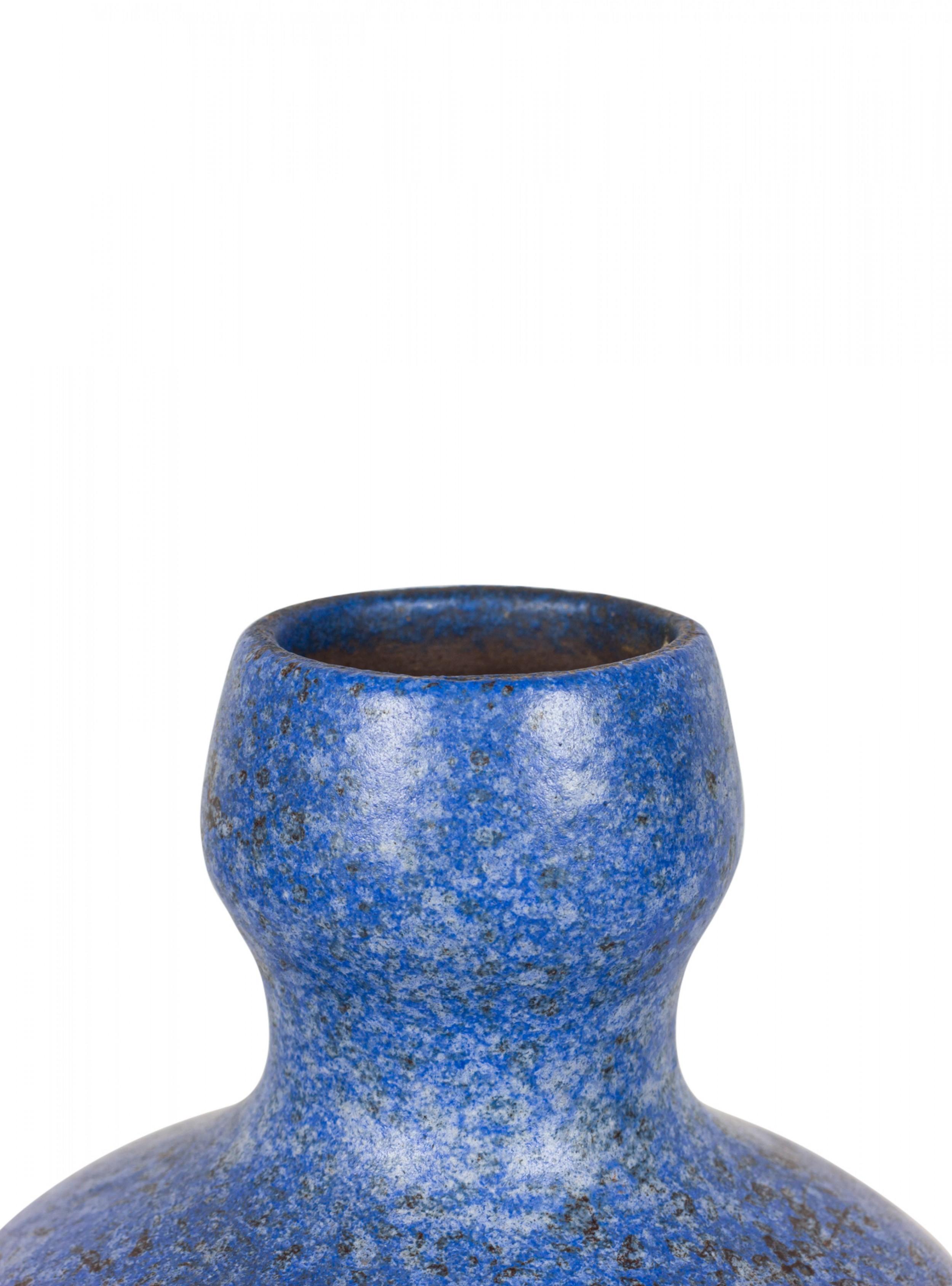 Vaso in ceramica a forma di bottiglia della Germania dell'Est della metà del secolo scorso con smalto blu maculato. (timbro sul fondo, STREHLA 7432).