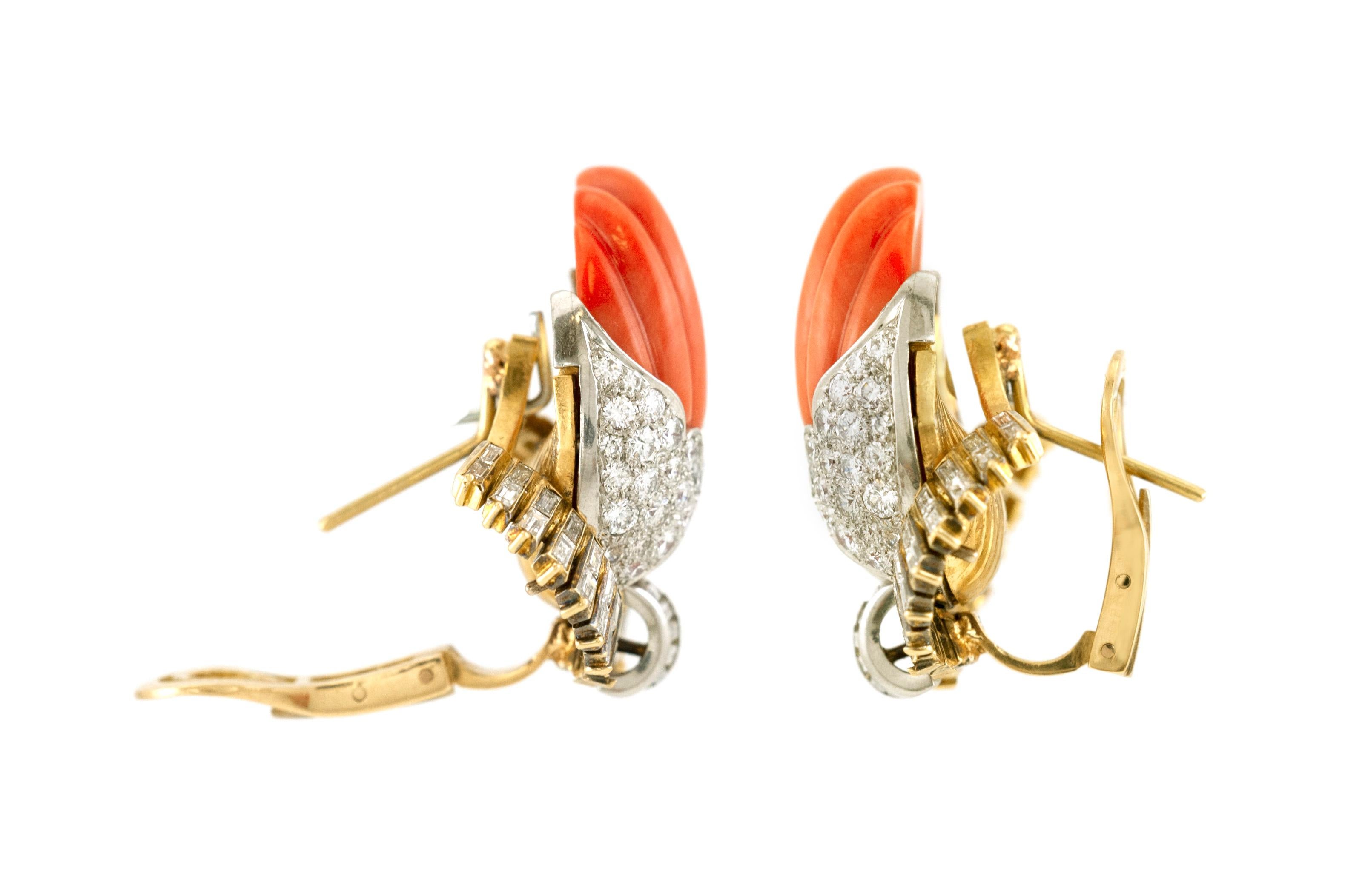 Magnifiques boucles d'oreilles en corail et diamants en argent sterle Excellent état - En vente à New York, NY