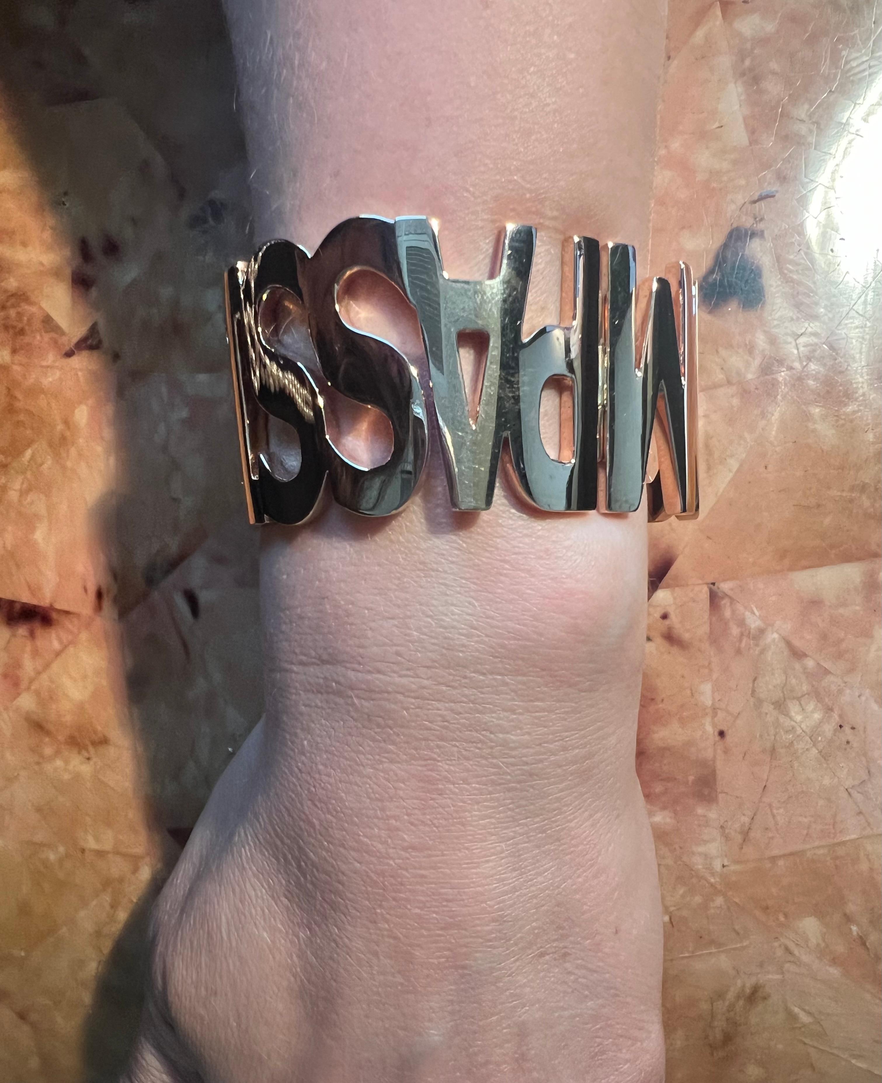 Questo splendido bracciale con parole, realizzato in argento sterling e placcato in lussuoso oro rosa, è una splendida incarnazione di eleganza e significato. Il braccialetto è caratterizzato da lettere audaci, larghe 14,4 mm, che scrivono