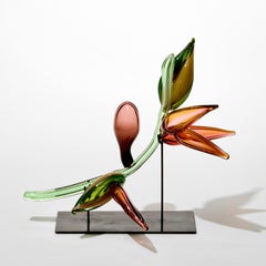 Strelitzio, botanisch inspirierte grün/rosa Glasskulptur von Michèle Oberdieck