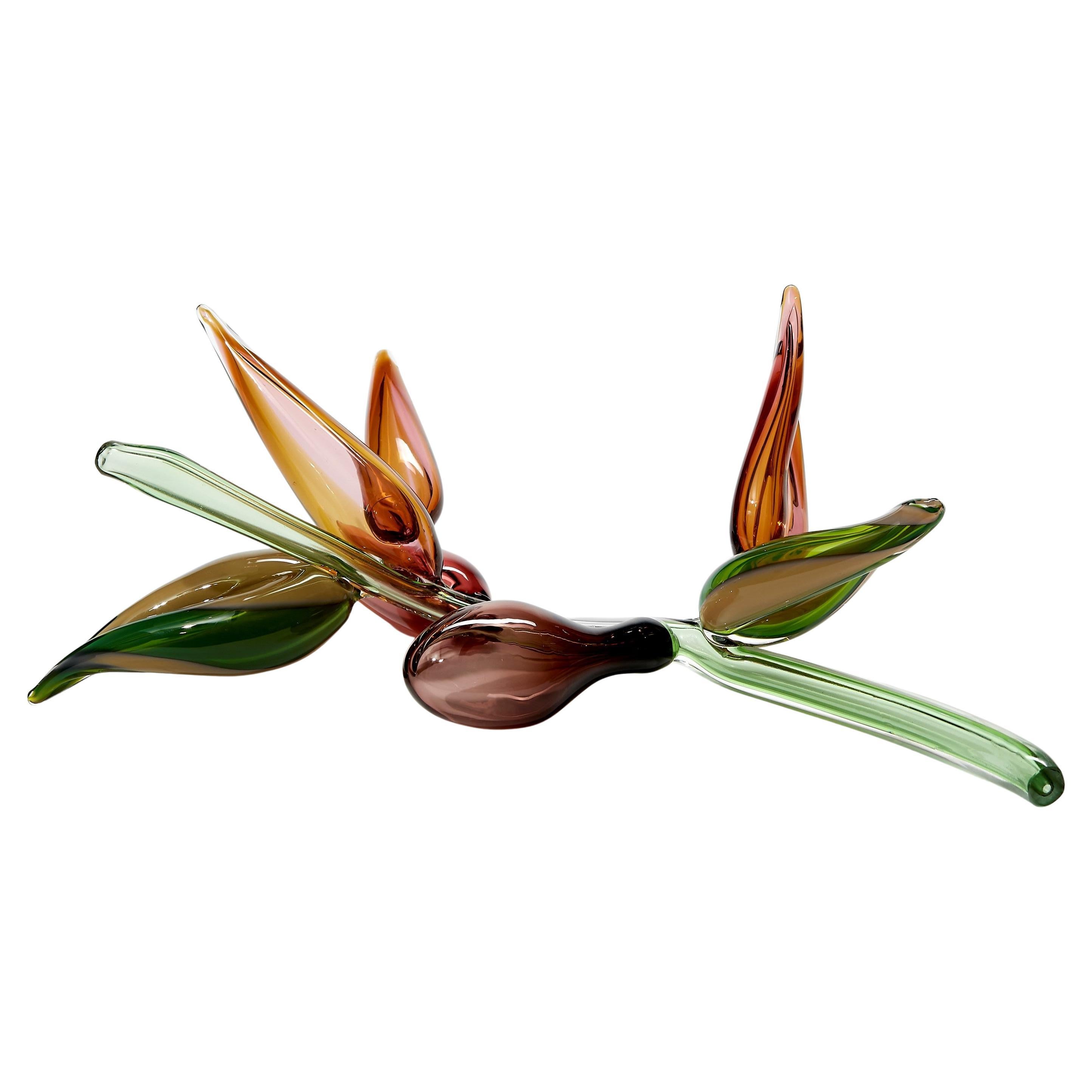 Organico moderno Strelitzio, scultura in vetro verde/rosa di ispirazione botanica di Michèle Oberdieck in vendita