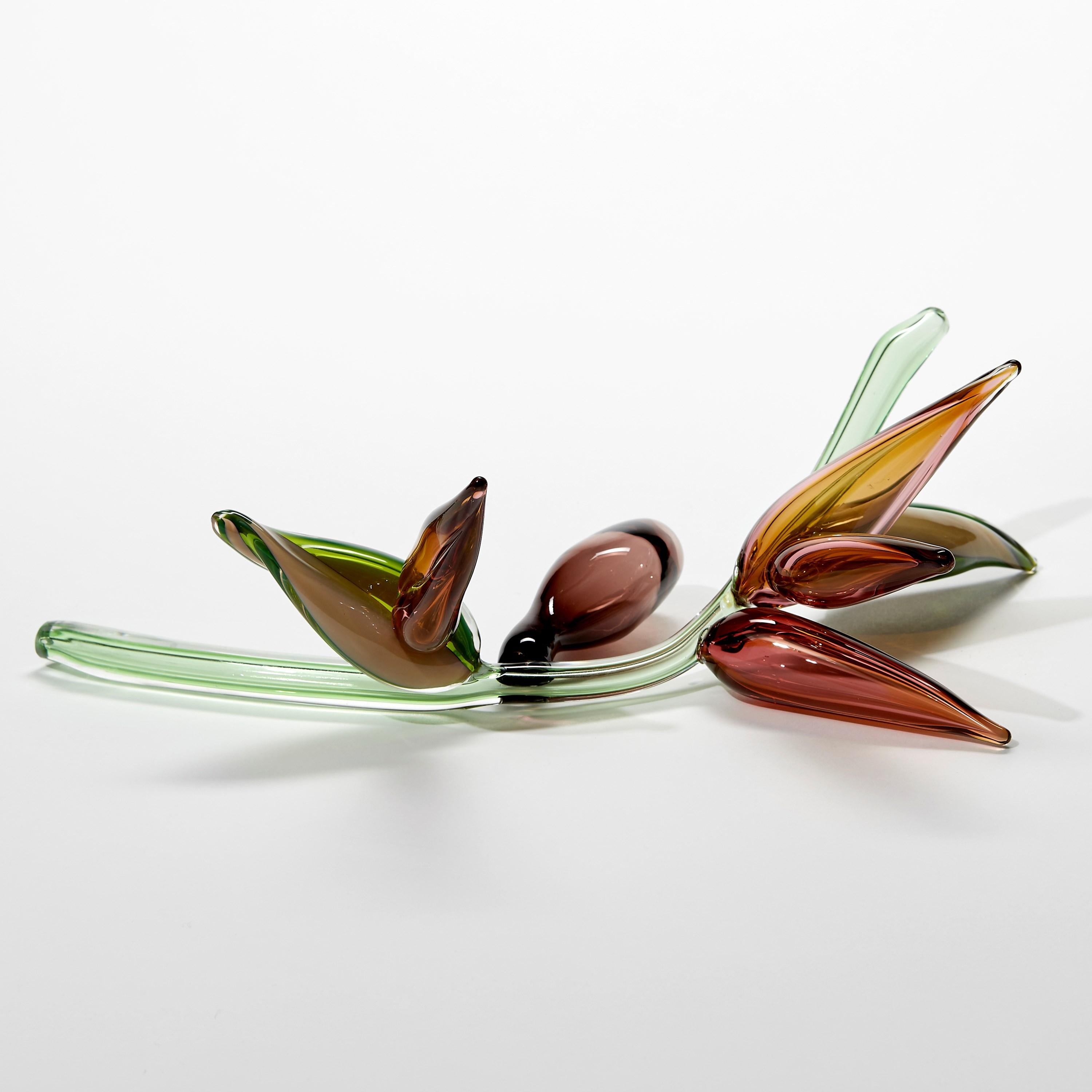 Fatto a mano Strelitzio, scultura in vetro verde/rosa di ispirazione botanica di Michèle Oberdieck in vendita