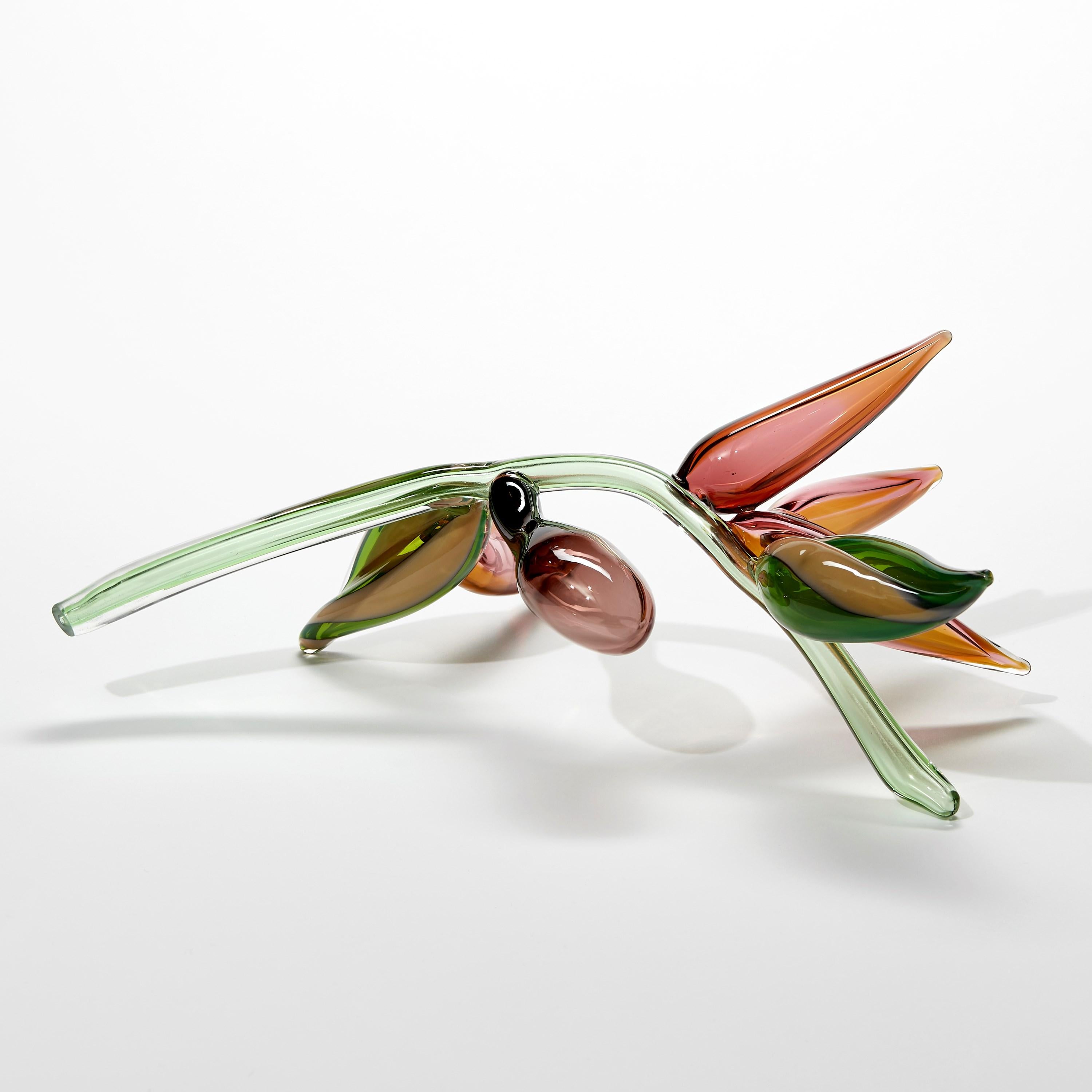 Strelitzio, scultura in vetro verde/rosa di ispirazione botanica di Michèle Oberdieck In condizioni Nuovo in vendita a London, GB