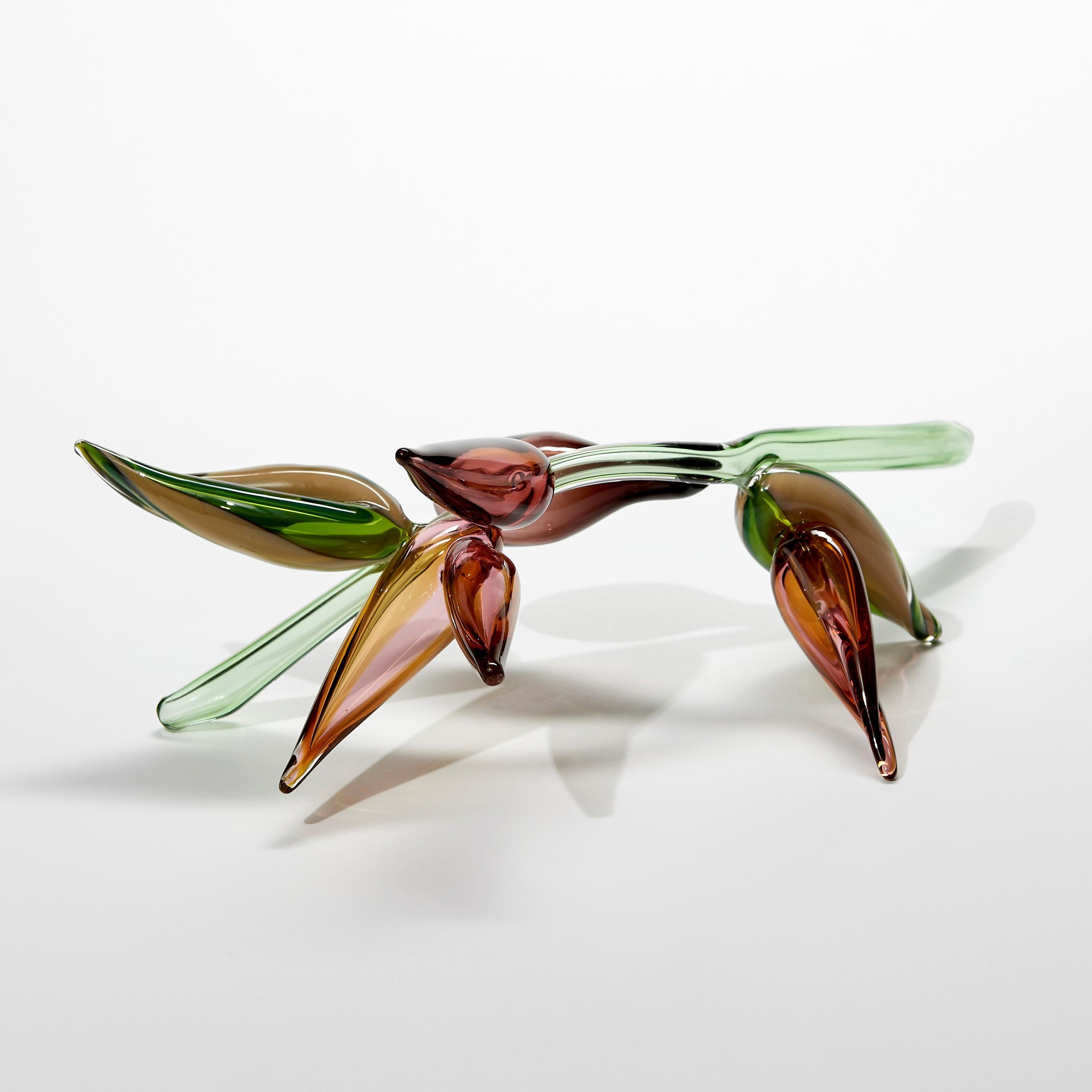 XXI secolo e contemporaneo Strelitzio, scultura in vetro verde/rosa di ispirazione botanica di Michèle Oberdieck in vendita