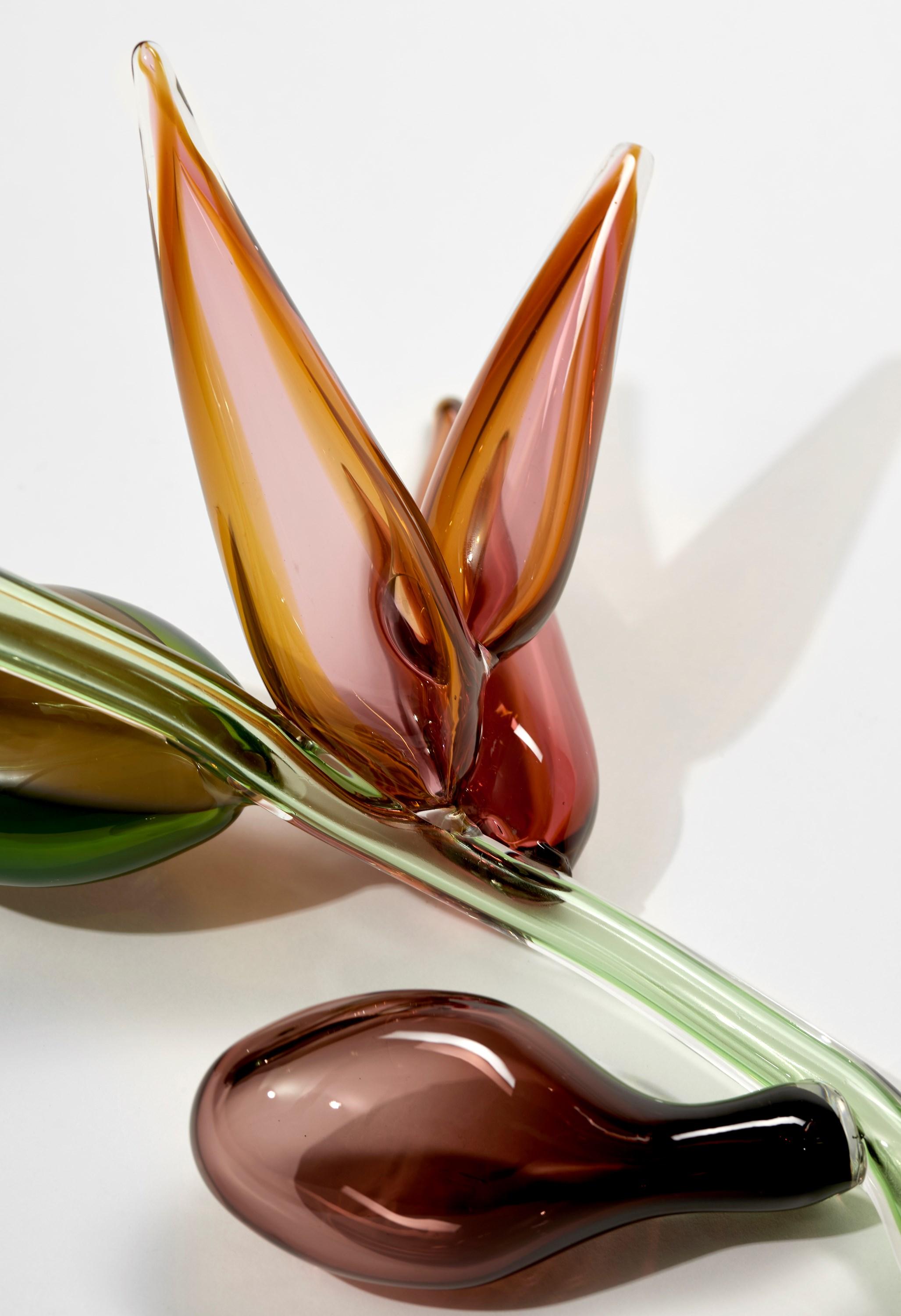 Vetro Strelitzio, scultura in vetro verde/rosa di ispirazione botanica di Michèle Oberdieck in vendita