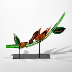 Strelitzio II, ein grünes und bernsteinfarbenes botanisches Glaskunstwerk von Michèle Oberdieck