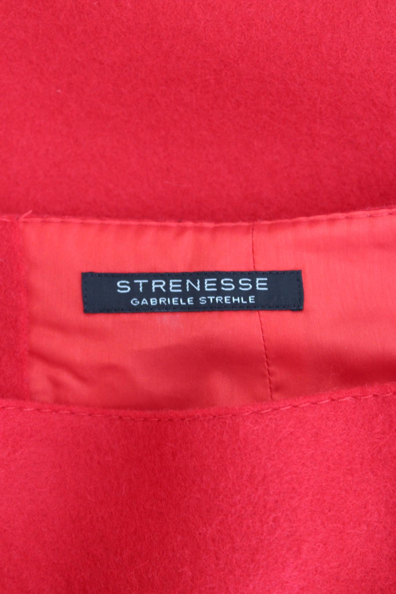 Elevate your wardrobe with this stunning Strenesse skirt in a vibrant shade of red. Crafted from high-quality 100% wool, this skirt is both luxurious and comfortable to wear. The wallet model design adds a touch of sophistication, making it perfect