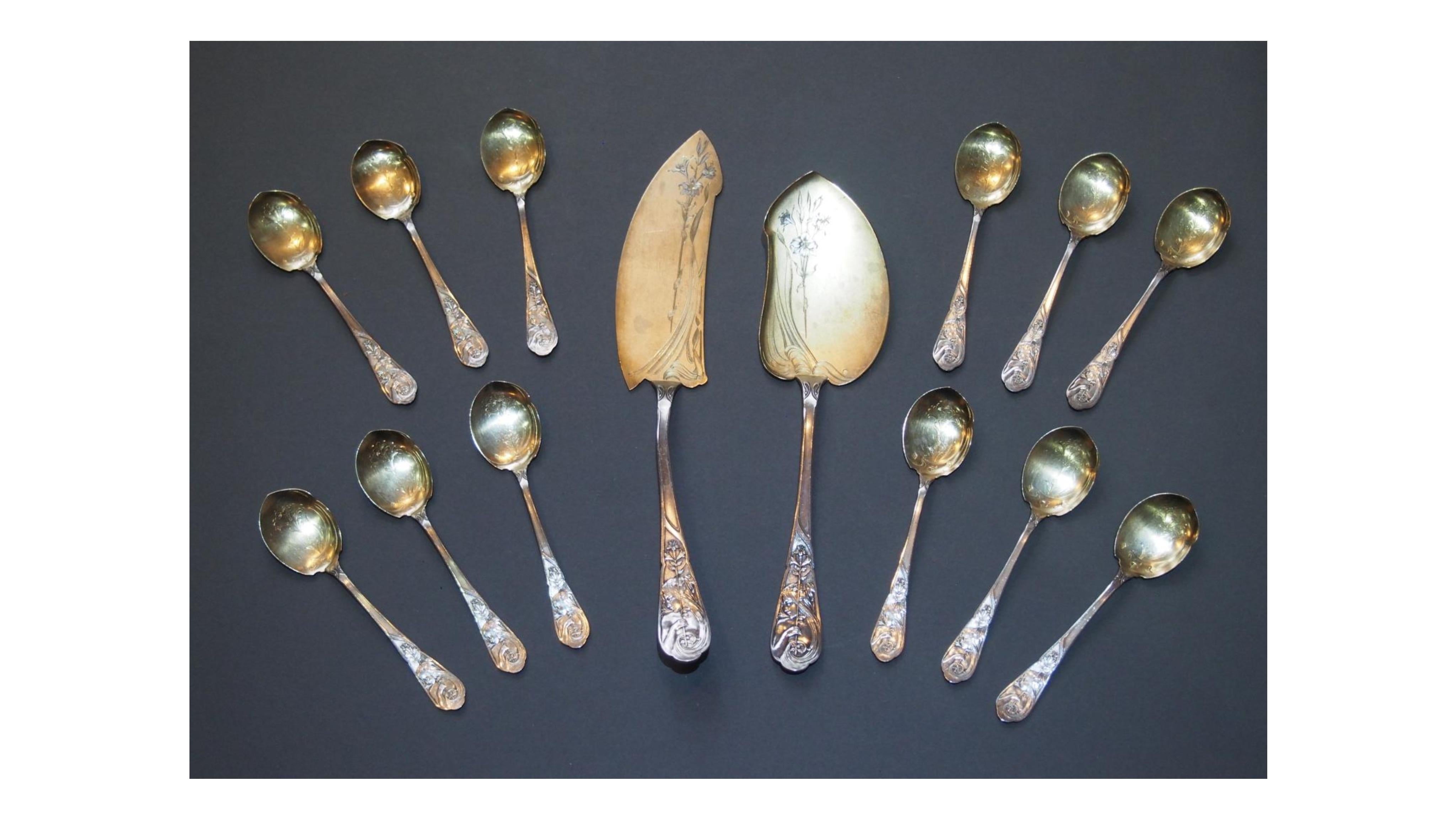 Art Nouveau silver and vermeil ice cream set 950, with twelve spoons and a chiseled cutlery of a young woman with a lily.
Weight: 445 g.