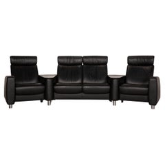 Sofa Stressless Arion en cuir noir avec pochette à quatre mers caractéristique