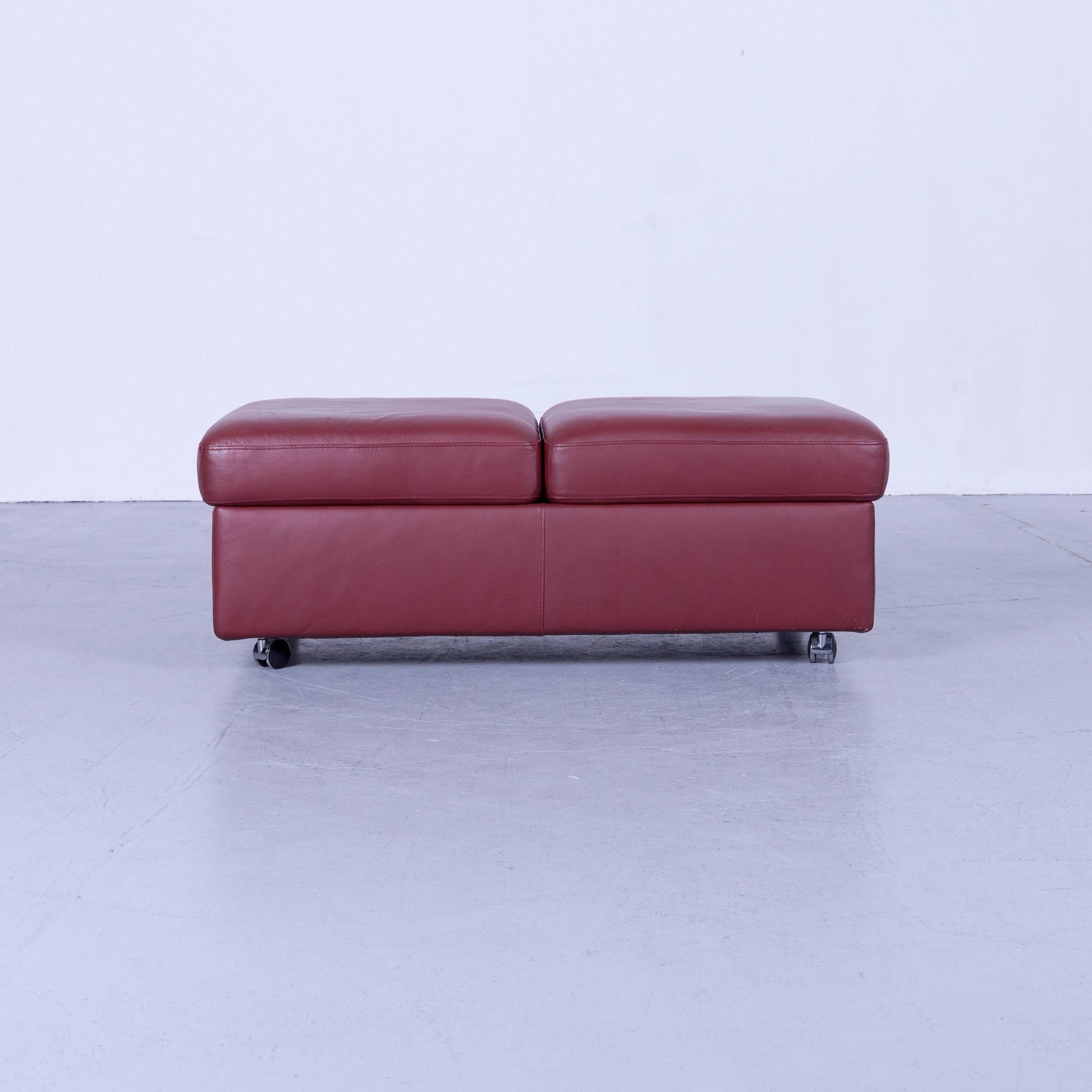 Stressless Arion zweisitziges Kino-Sofa und Fußhocker aus rotem Leder 3