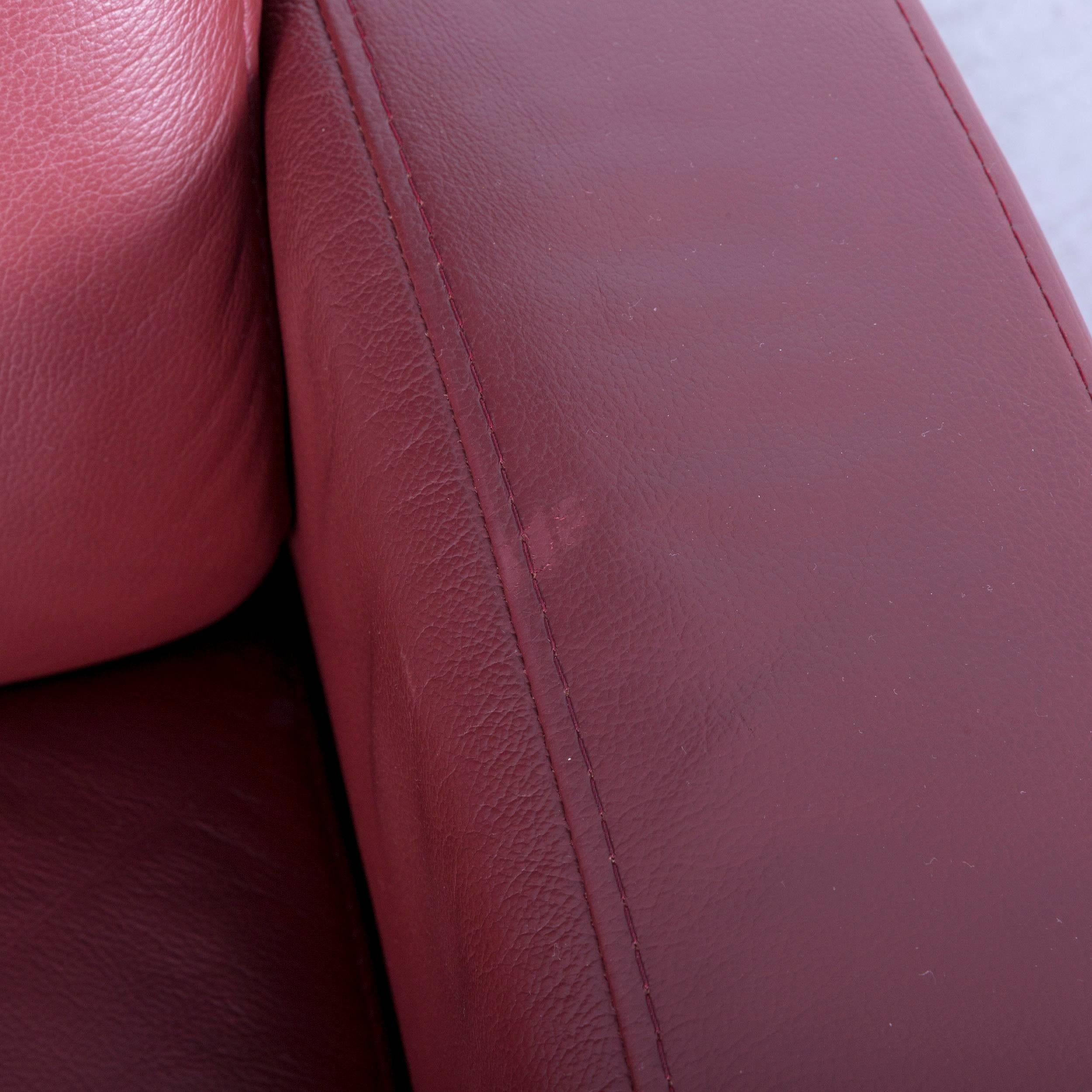 Stressless Arion zweisitziges Kino-Sofa und Fußhocker aus rotem Leder (Deutsch)
