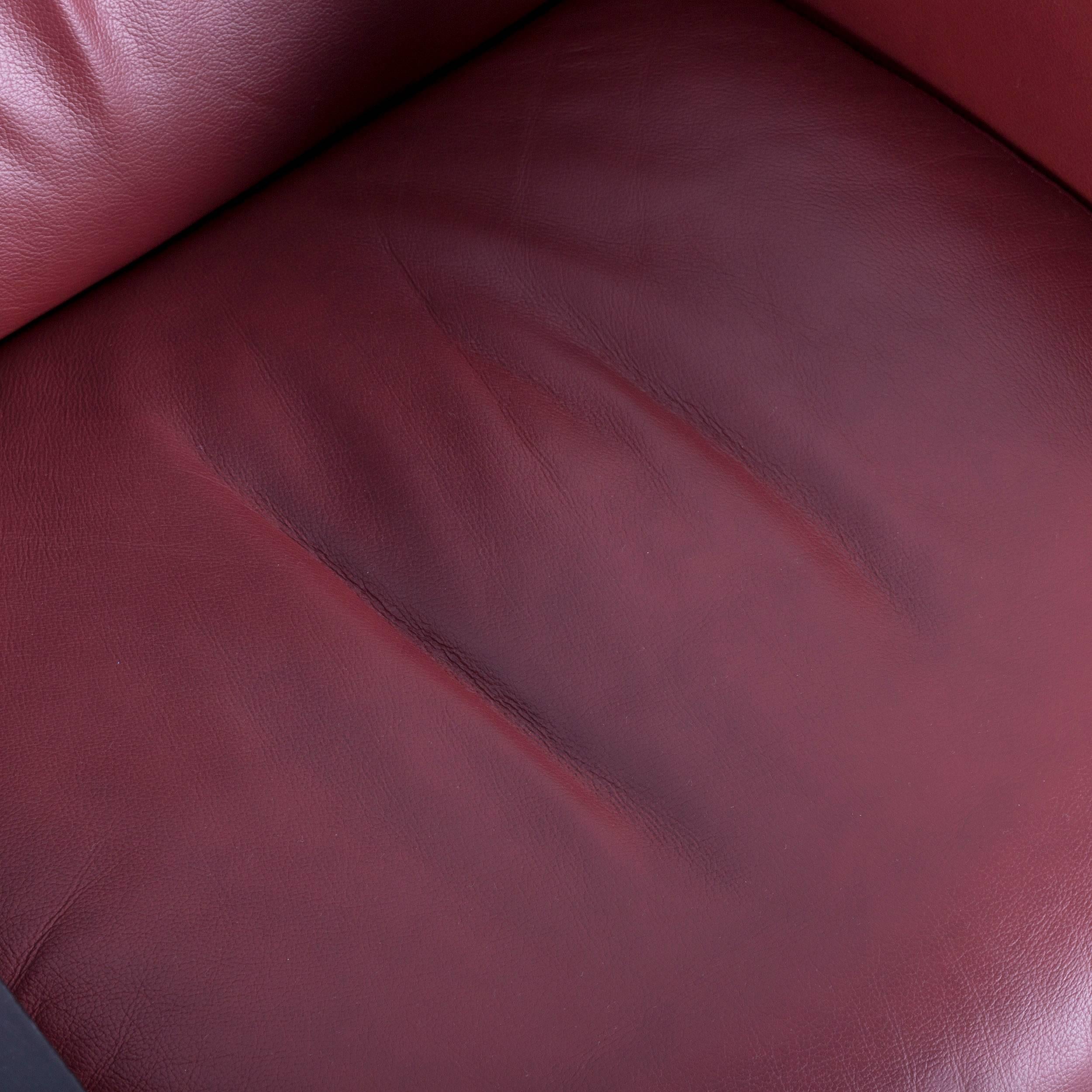 Stressless Arion zweisitziges Kino-Sofa und Fußhocker aus rotem Leder im Zustand „Gut“ in Cologne, DE