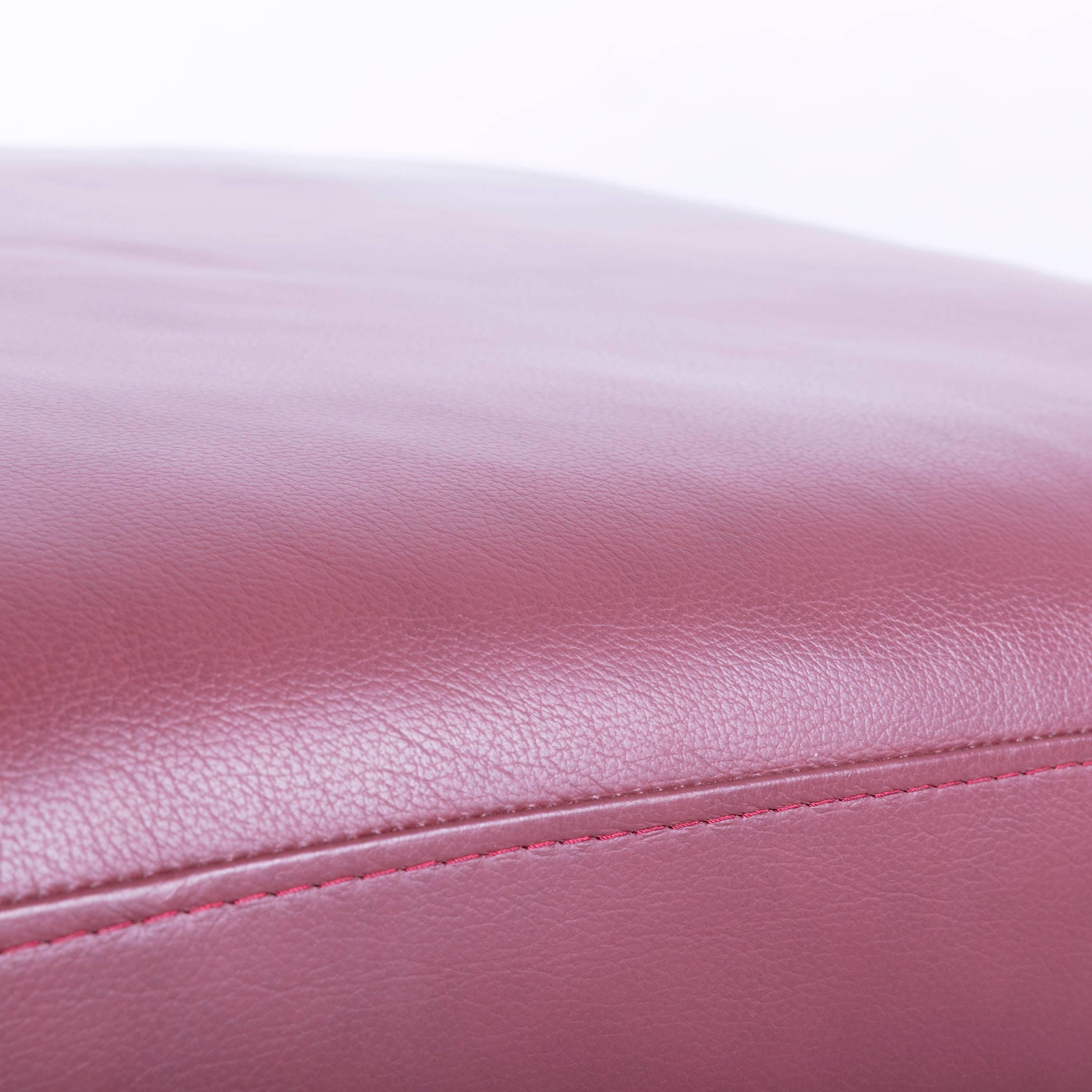 Stressless Arion zweisitziges Kino-Sofa und Fußhocker aus rotem Leder (21. Jahrhundert und zeitgenössisch)