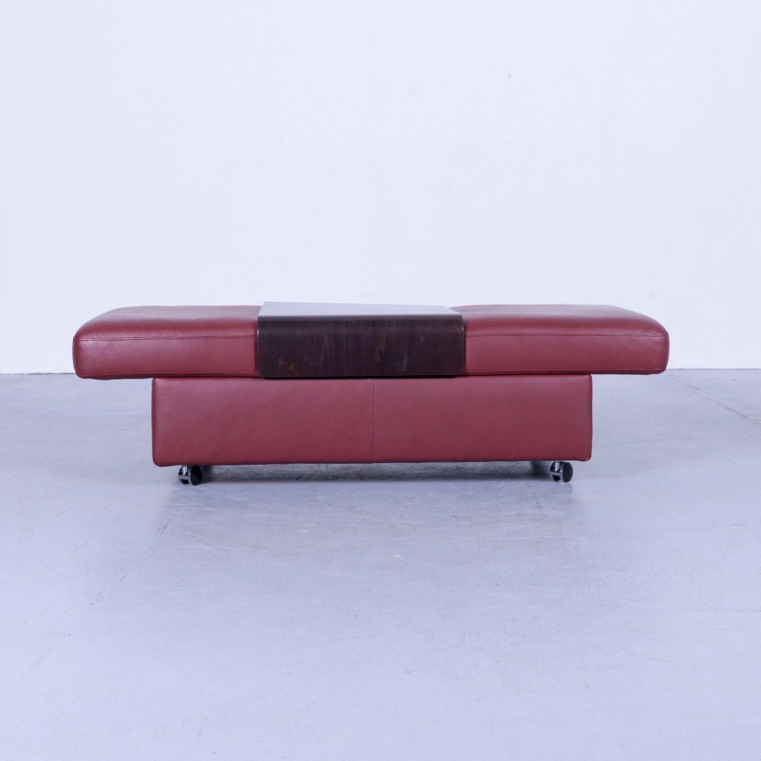 Stressless Arion zweisitziges Kino-Sofa und Fußhocker aus rotem Leder 1