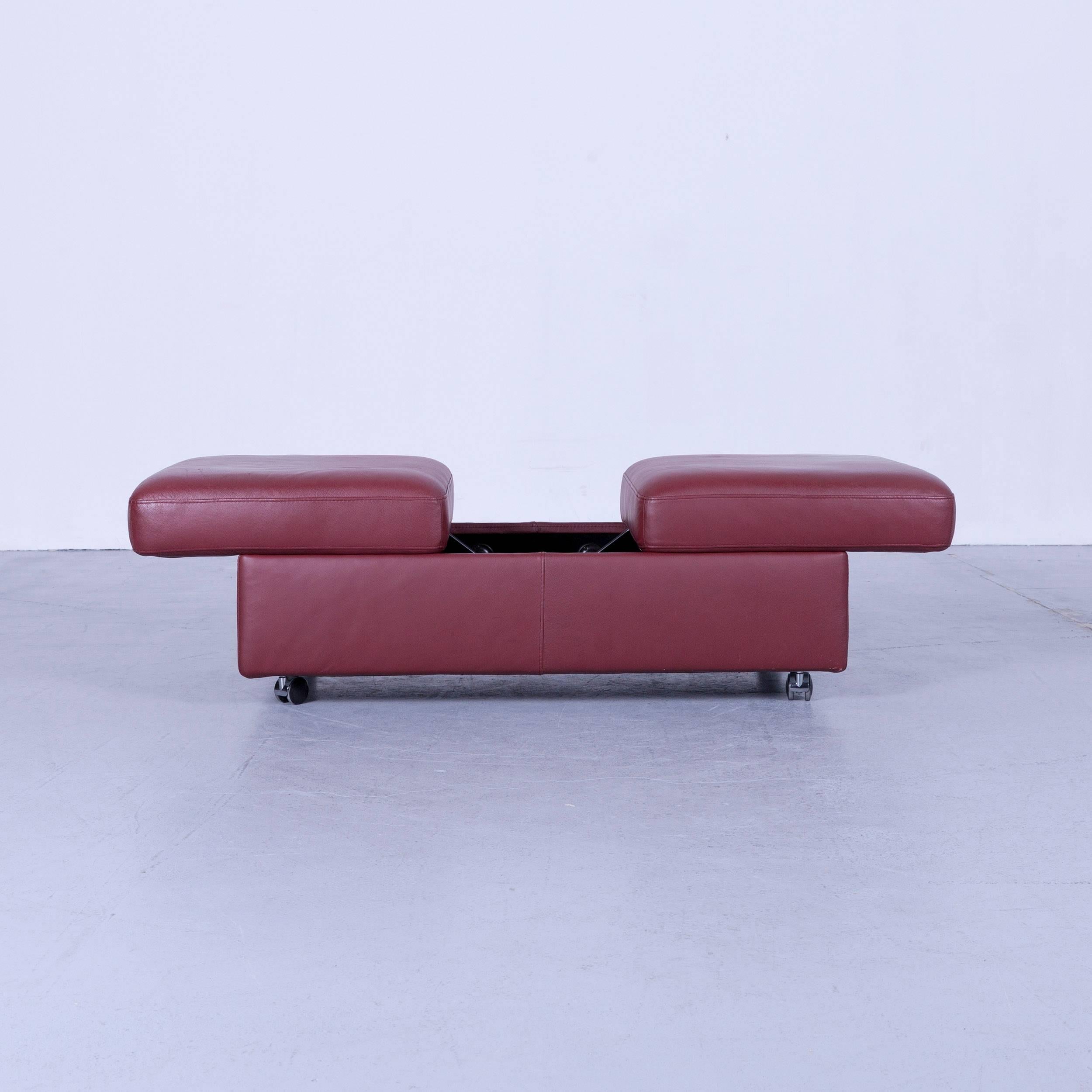 Stressless Arion zweisitziges Kino-Sofa und Fußhocker aus rotem Leder 2