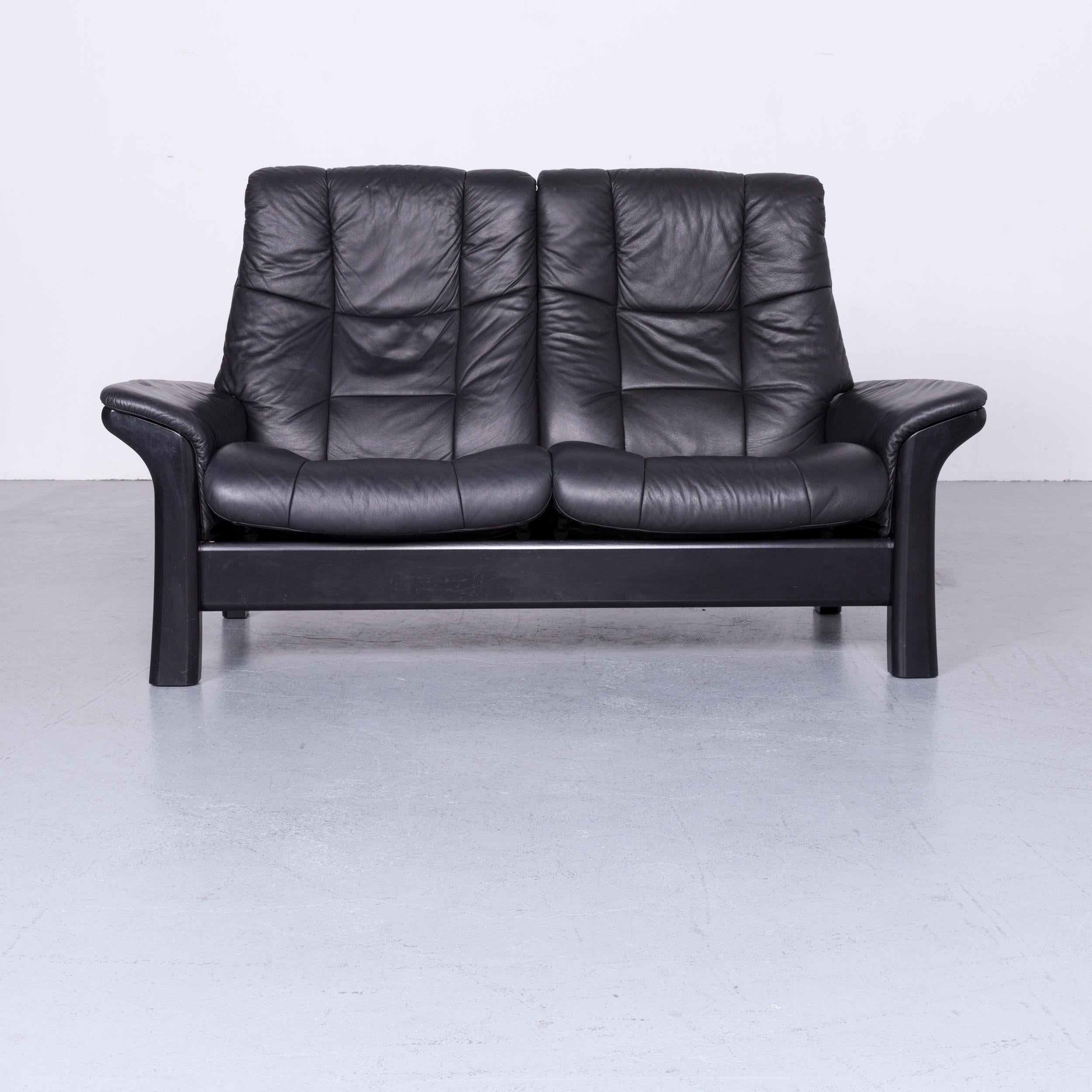 We bring to you an Stressless Buckingham two-seat sofa black leather couch with function.












