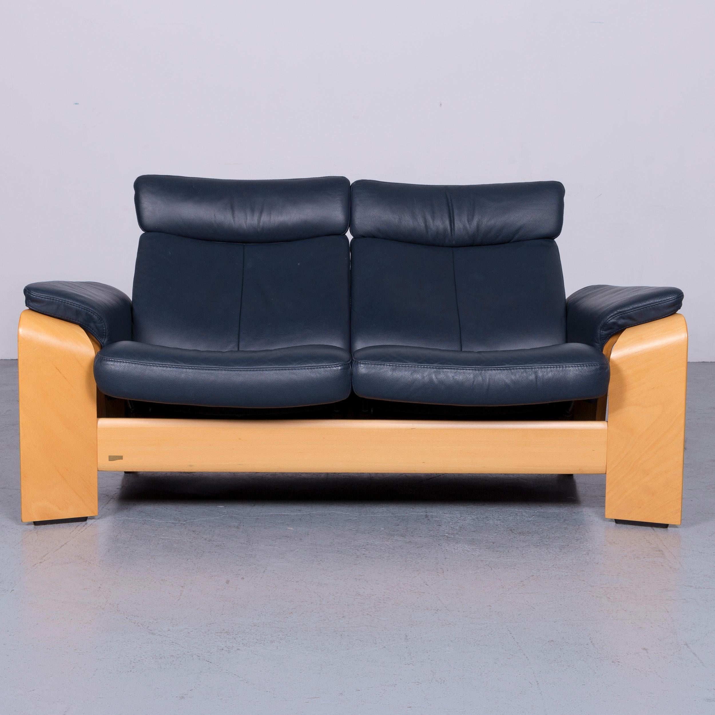 We bring to you an Stressless designer leather sofa two-seat couch in blue with function.